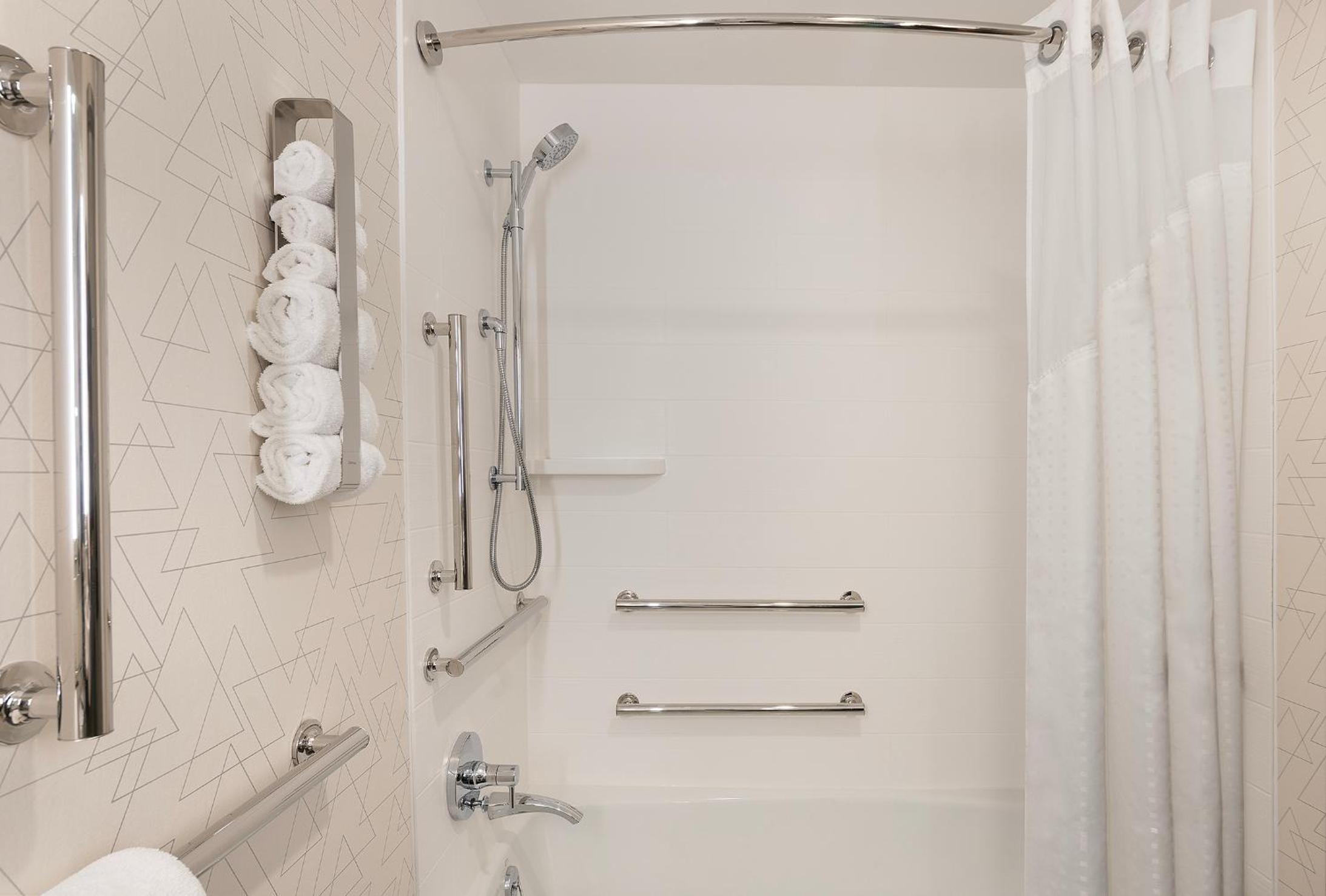 Standard King Room with Mobility Accessible Tub thumbnail 5