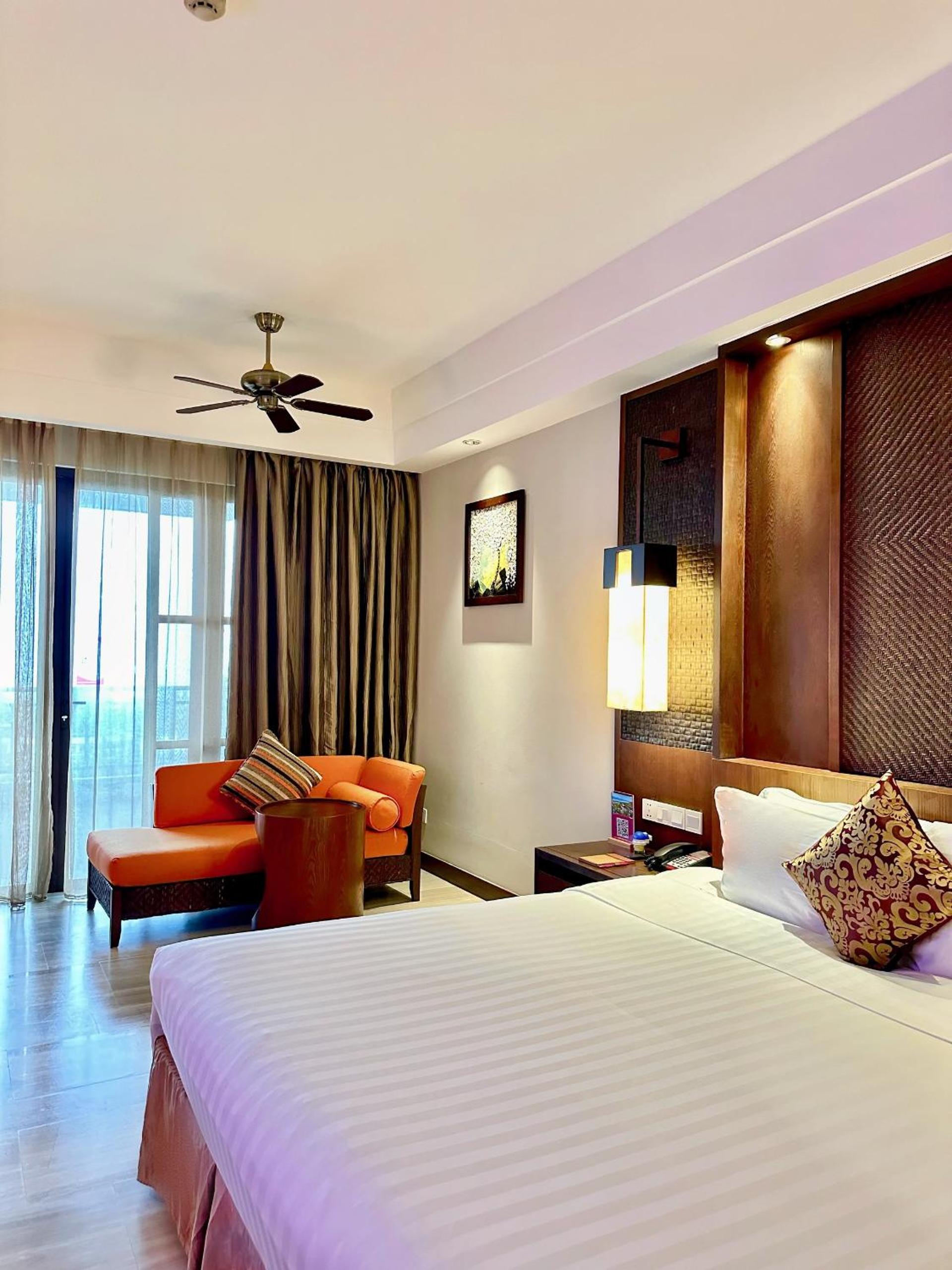 Premier Ocean View Double Room with Balcony and Bathtub