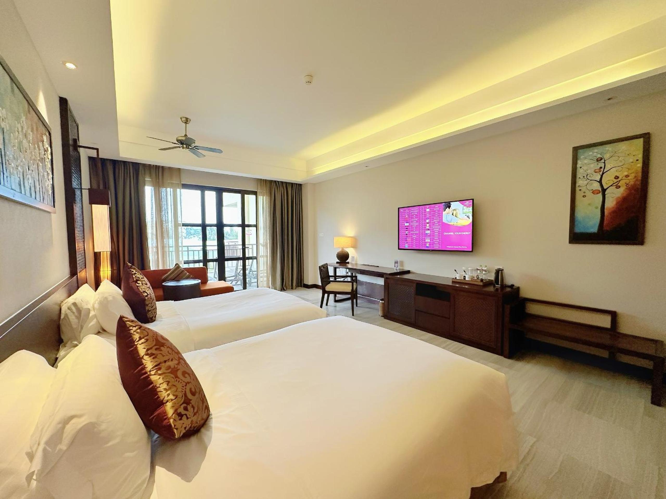 Premier Twin Room with Balcony and City View