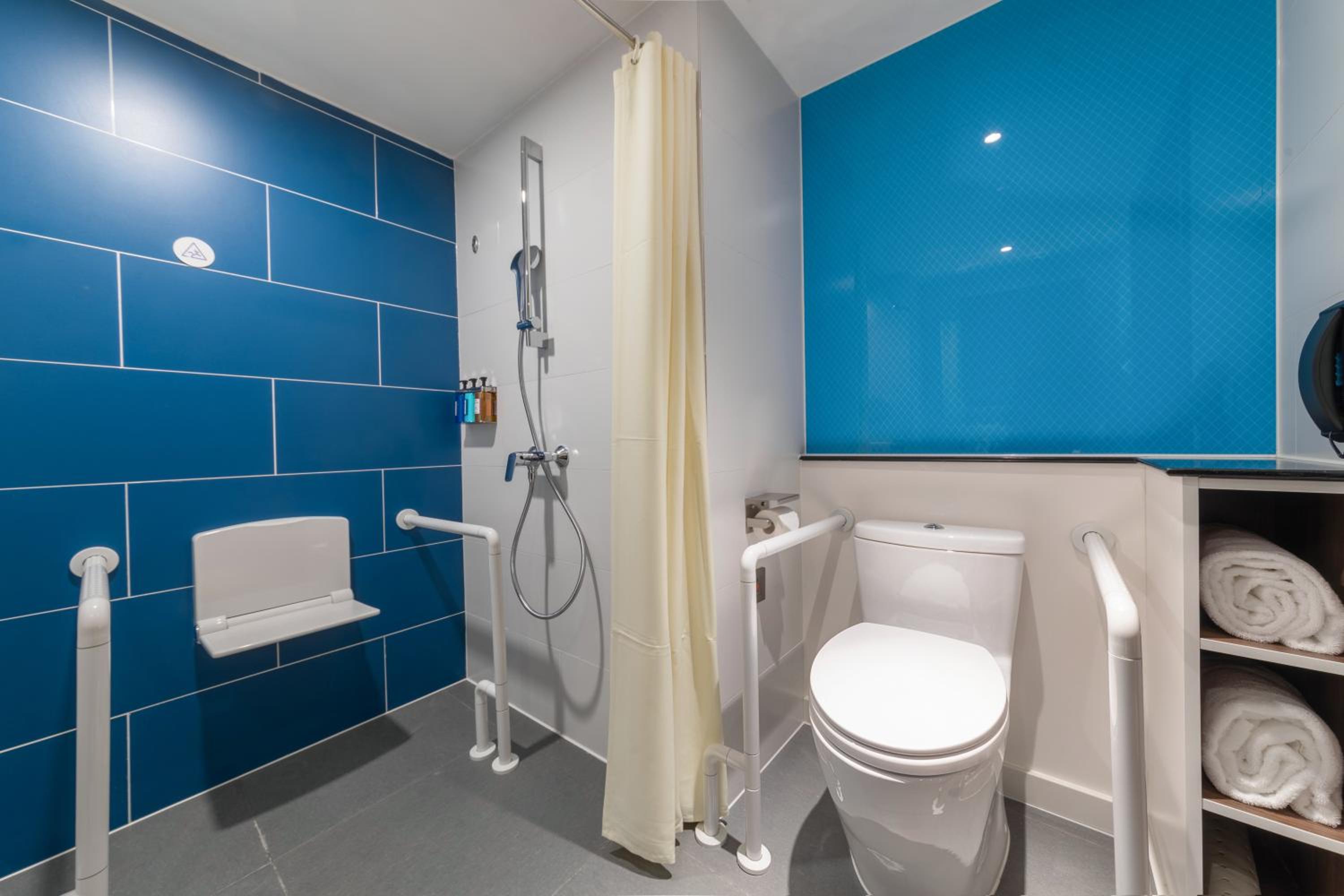 Standard King Room with Extra Floor Space photo 3