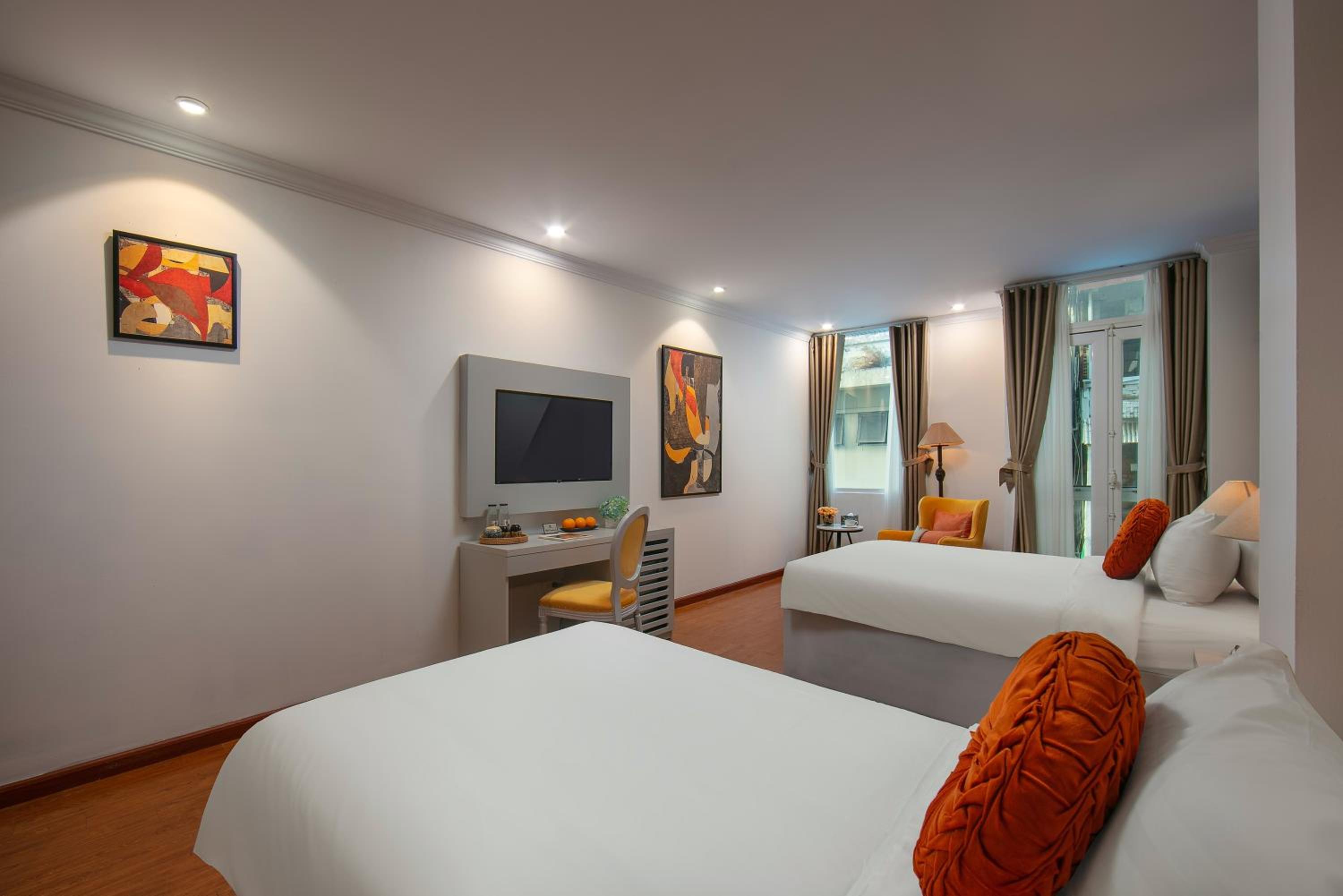 Junior Double or Twin Room with City View photo 3