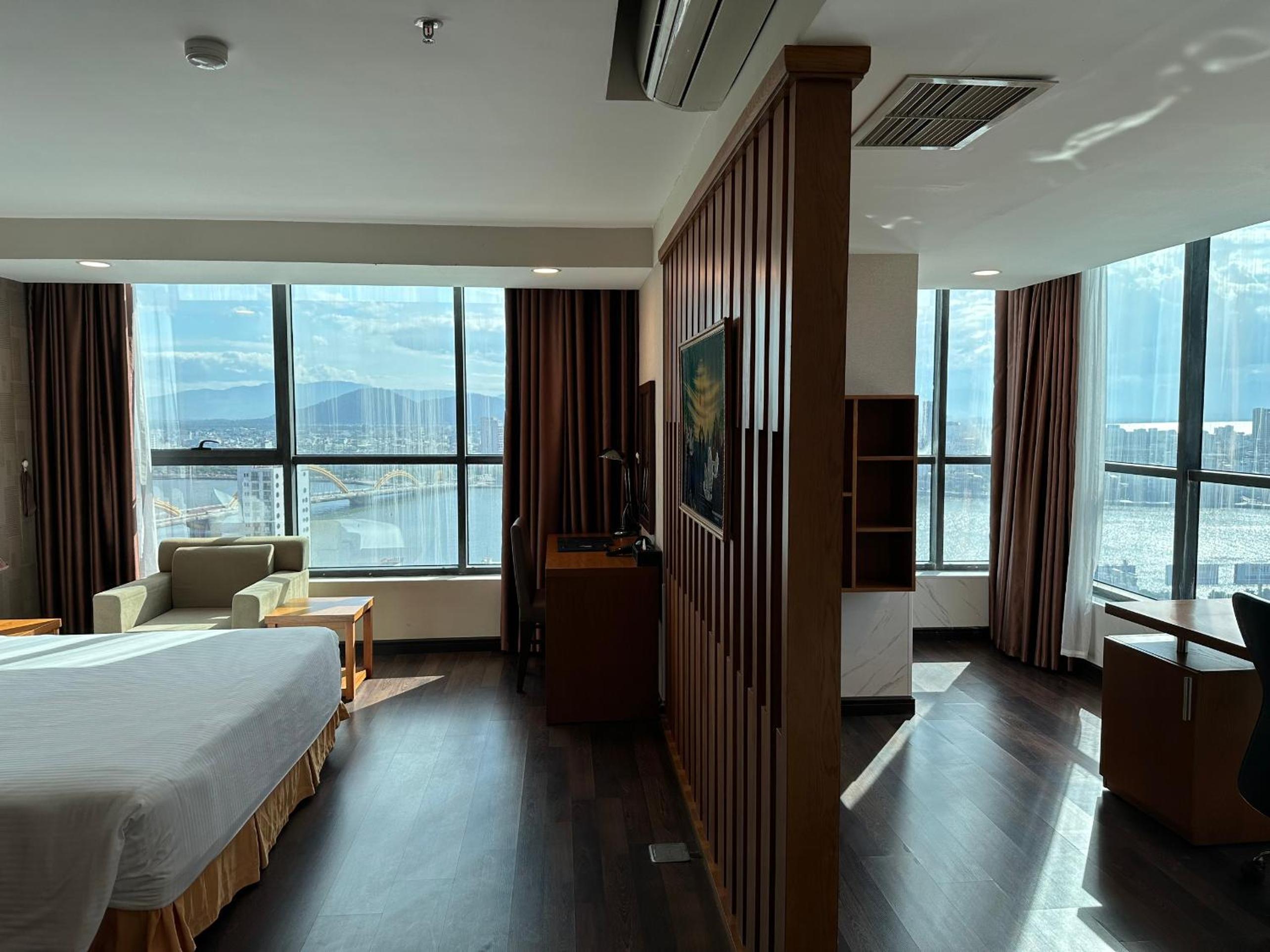Executive Panoramic River View Suite Room with Jacuzzi Bathtub photo 3