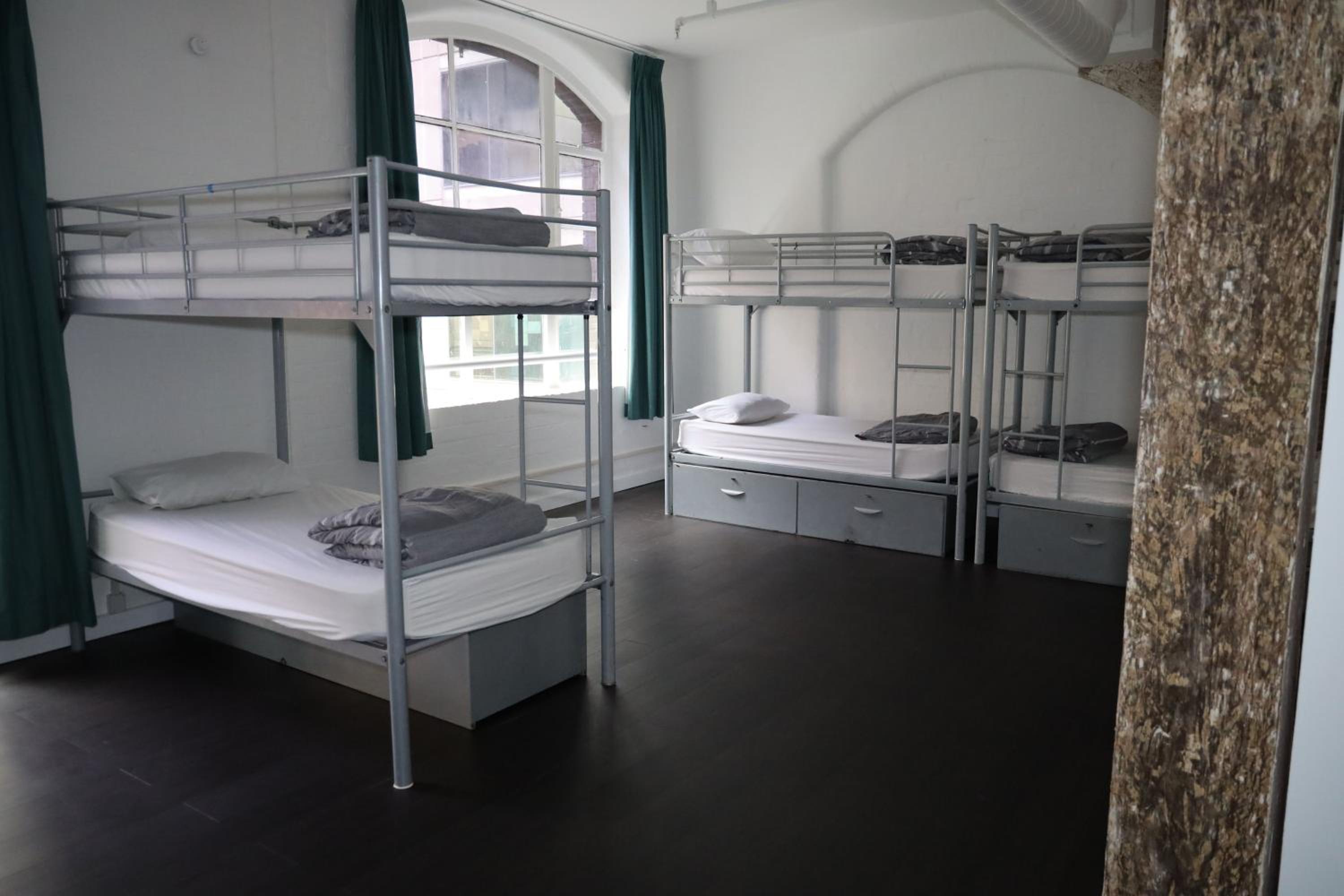 Bed in 10-Bed Mixed Dormitory Room with Shared Bathroom photo 1