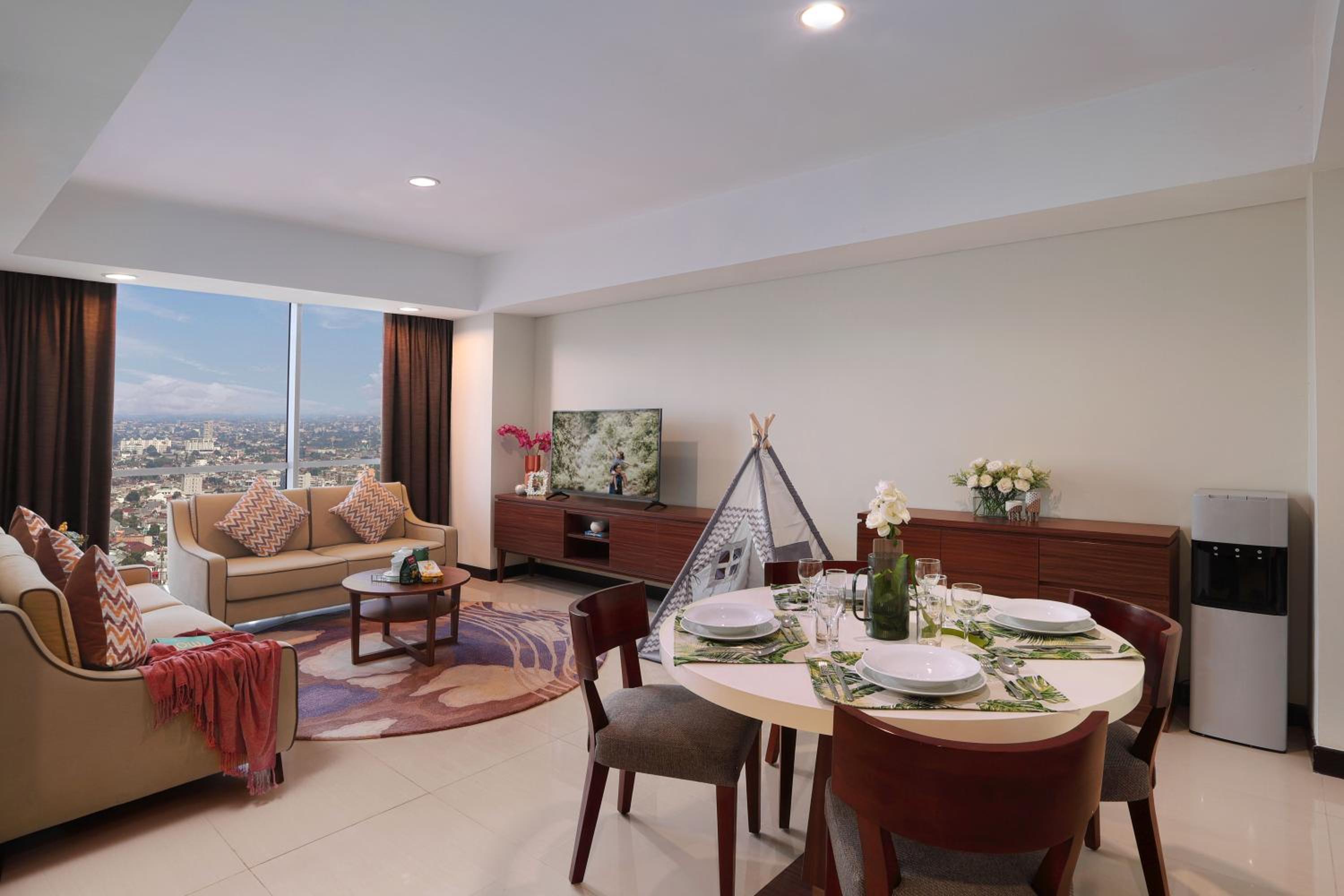 Three-Bedroom Premier - Photo 2