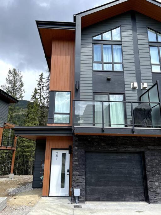 Four-Bedroom House photo 2