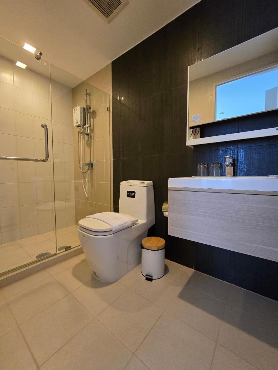 Minimal 2BR Family Suite photo 3