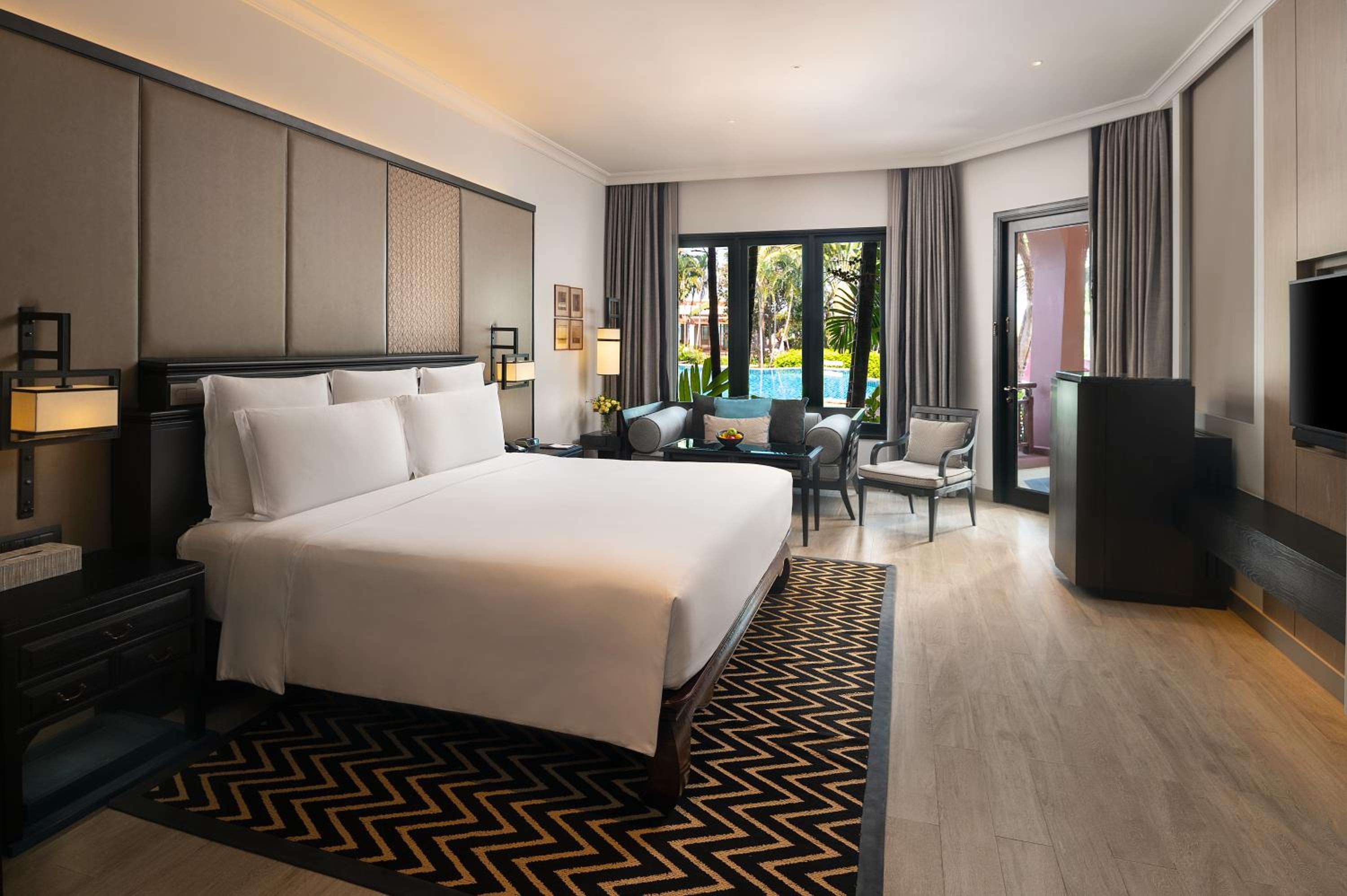 Junior King Suite with Pool/Club Lounge Access