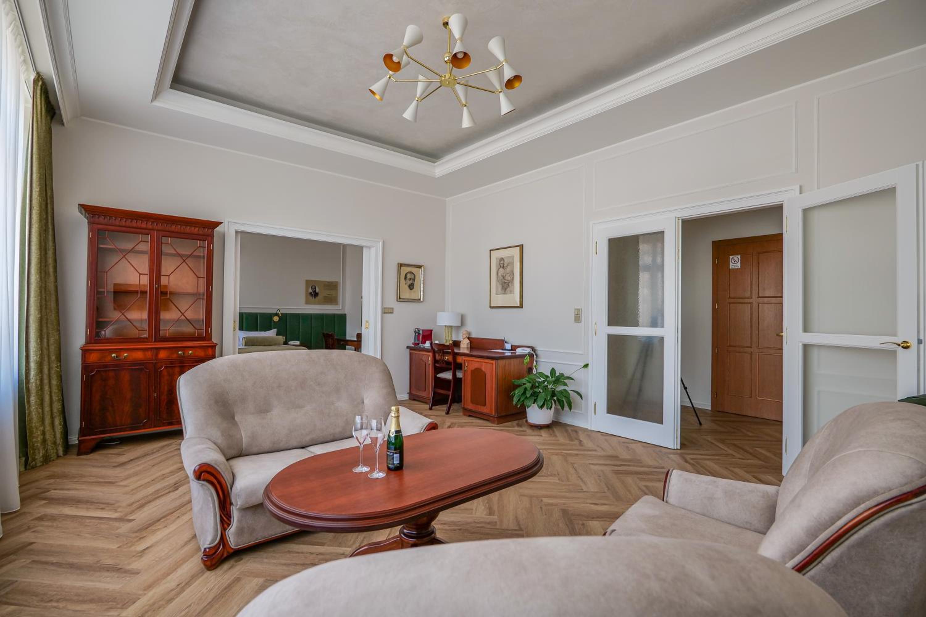 Suite with Spa Bath photo 1