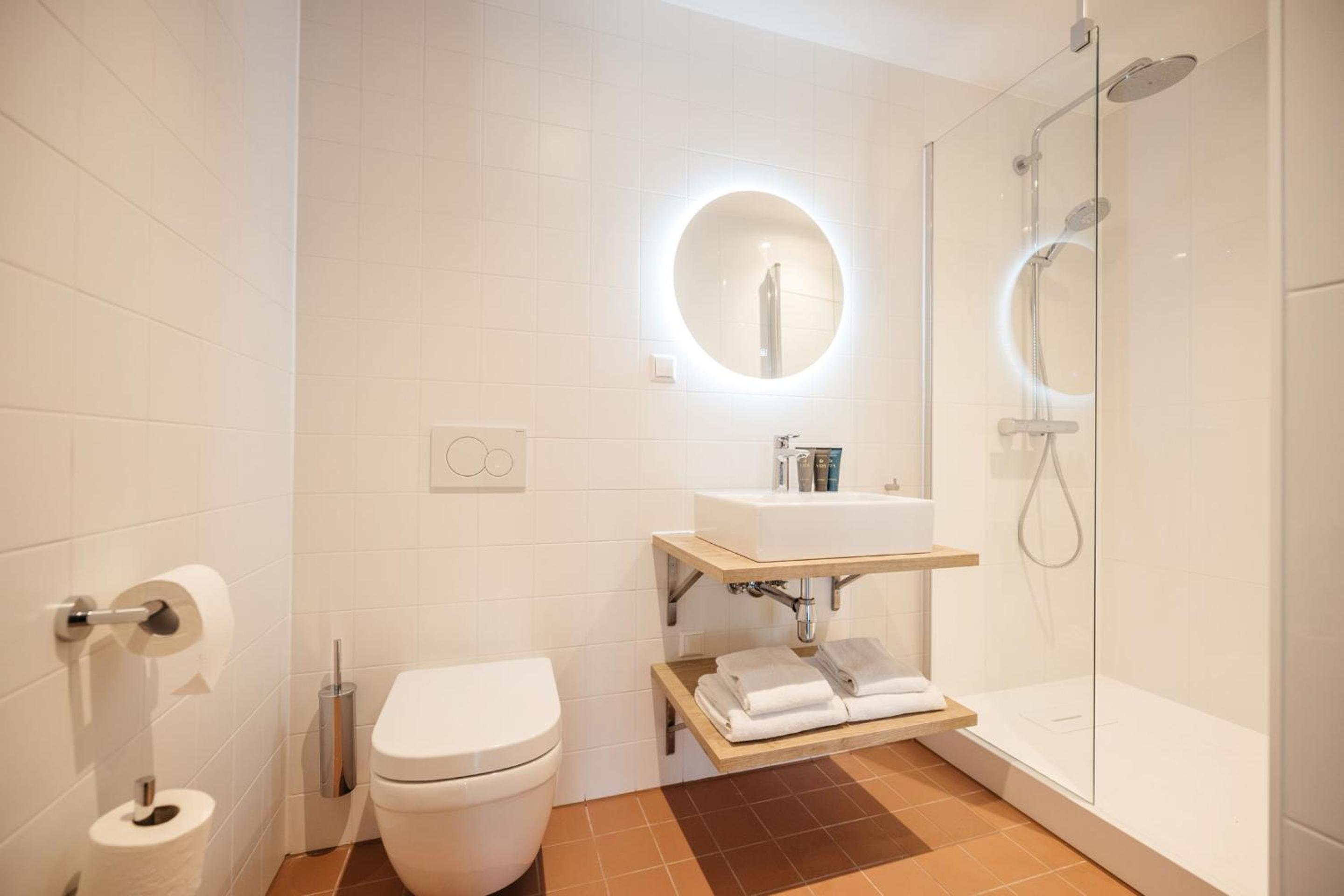 Large 1 Bedroom Apartment - Photo 2