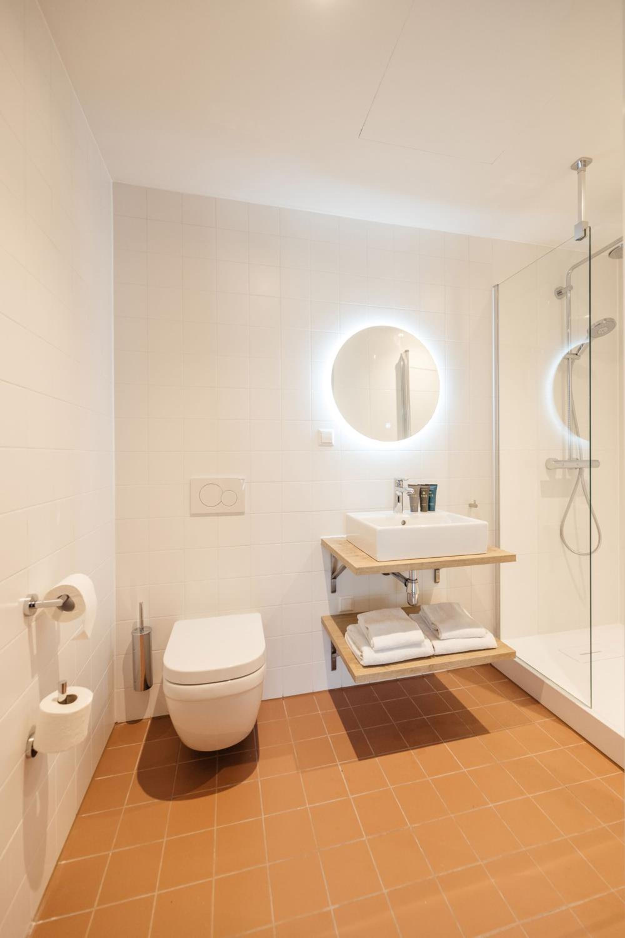 Large 1 Bedroom Apartment - Photo 3