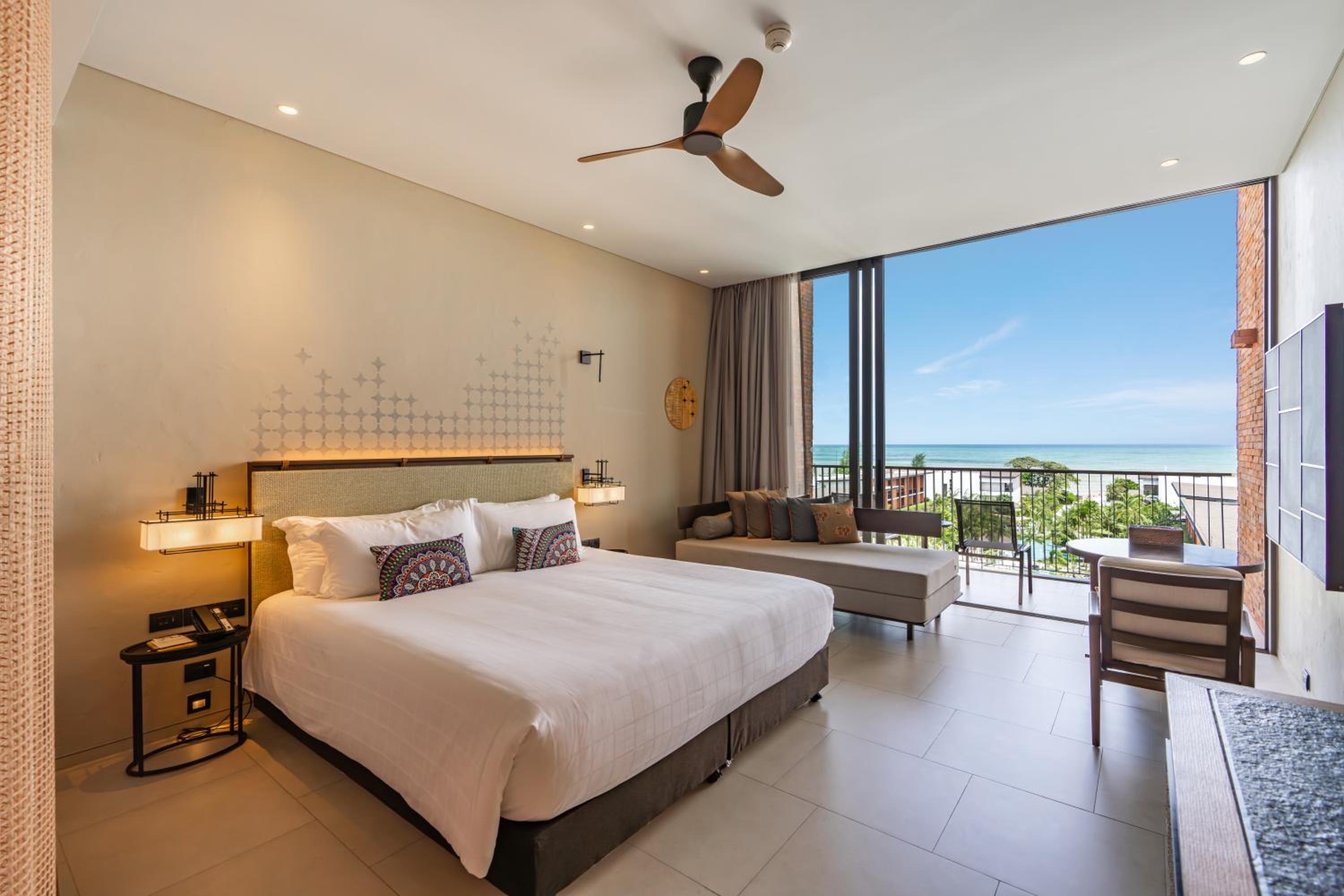 Deluxe King Room with Sea View - Photo 2