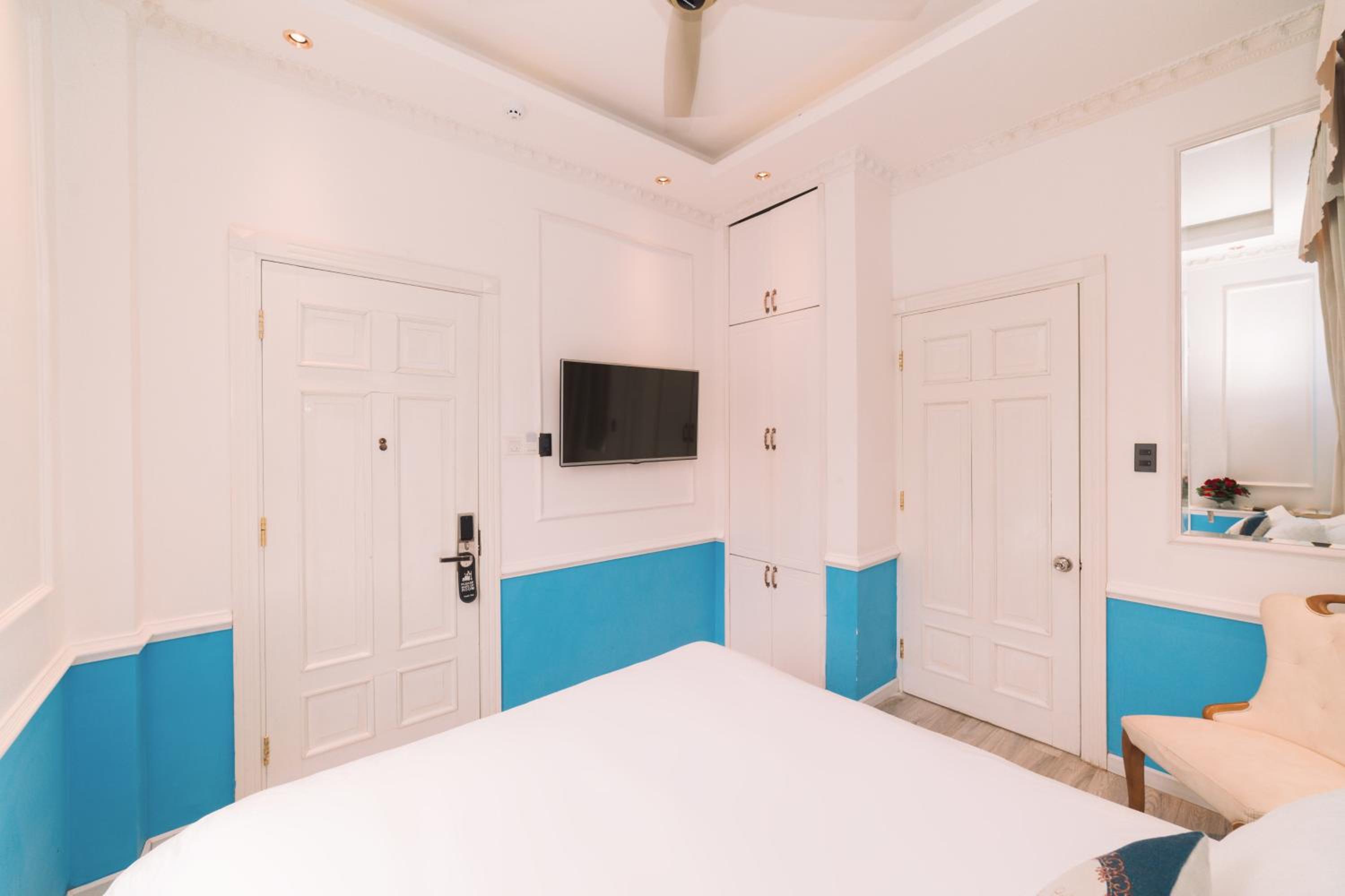 Deluxe Double Room with Balcony - Photo 22