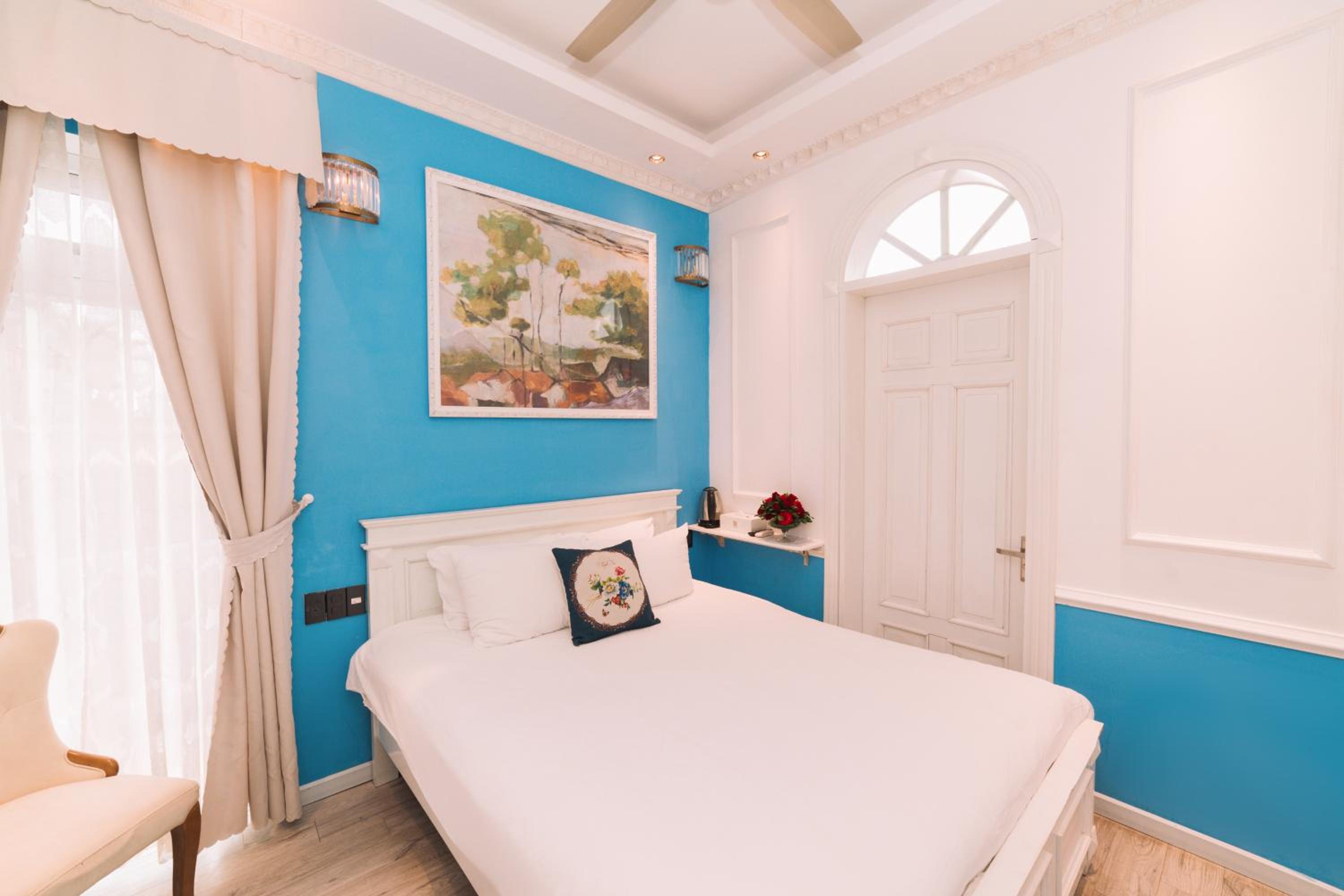Deluxe Double Room with Balcony - Photo 9