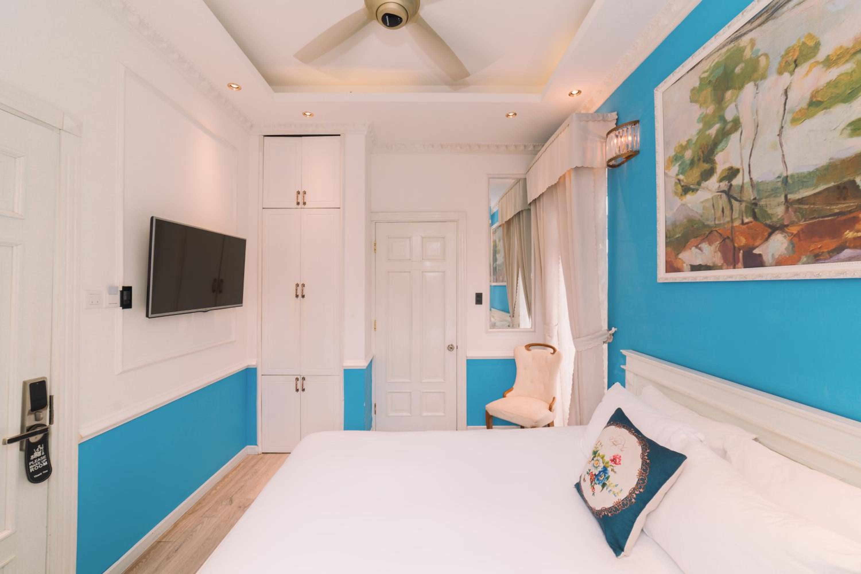 Deluxe Double Room with Balcony - Photo 11