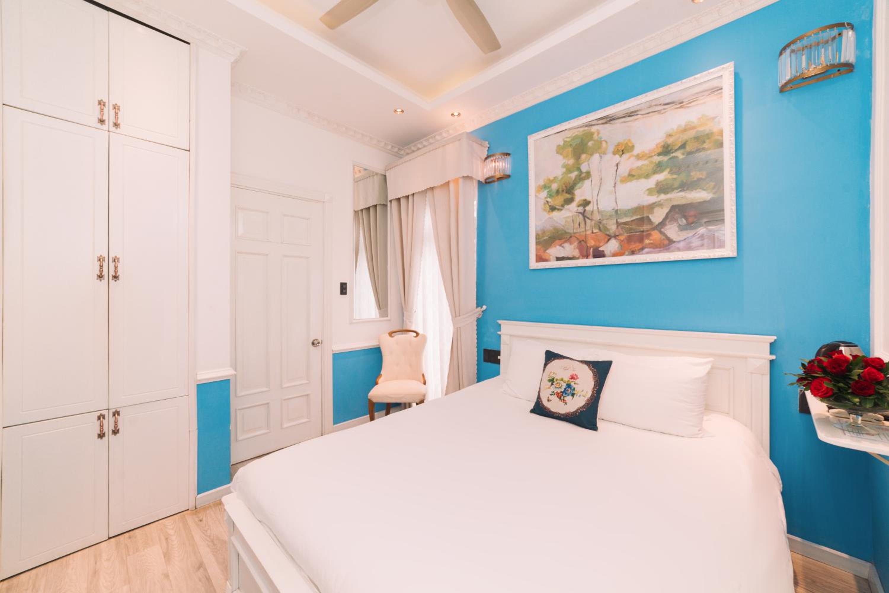 Deluxe Double Room with Balcony - Photo 10