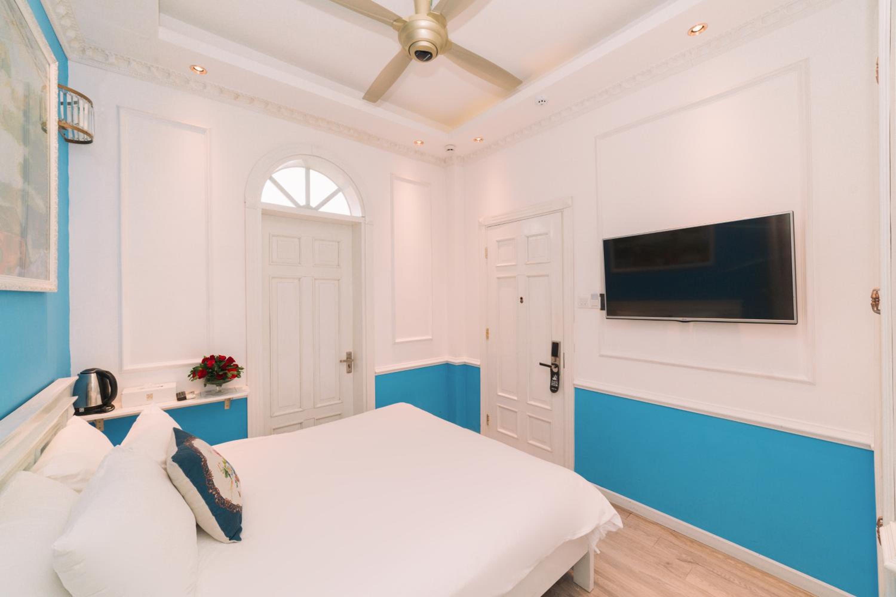 Deluxe Double Room with Balcony - Photo 12