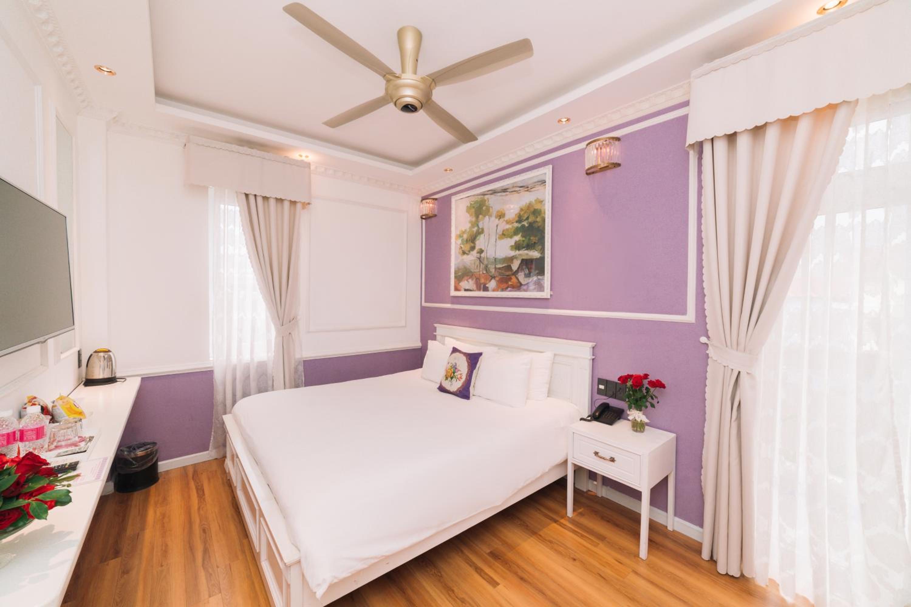 Deluxe Double Room with Balcony - Photo 13