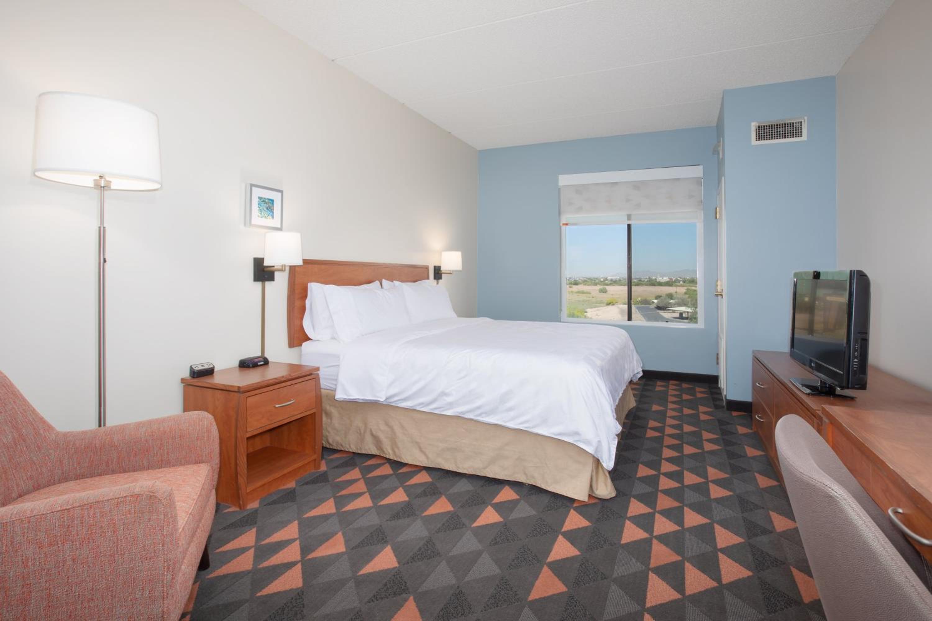 Standard King Room - Photo 7
