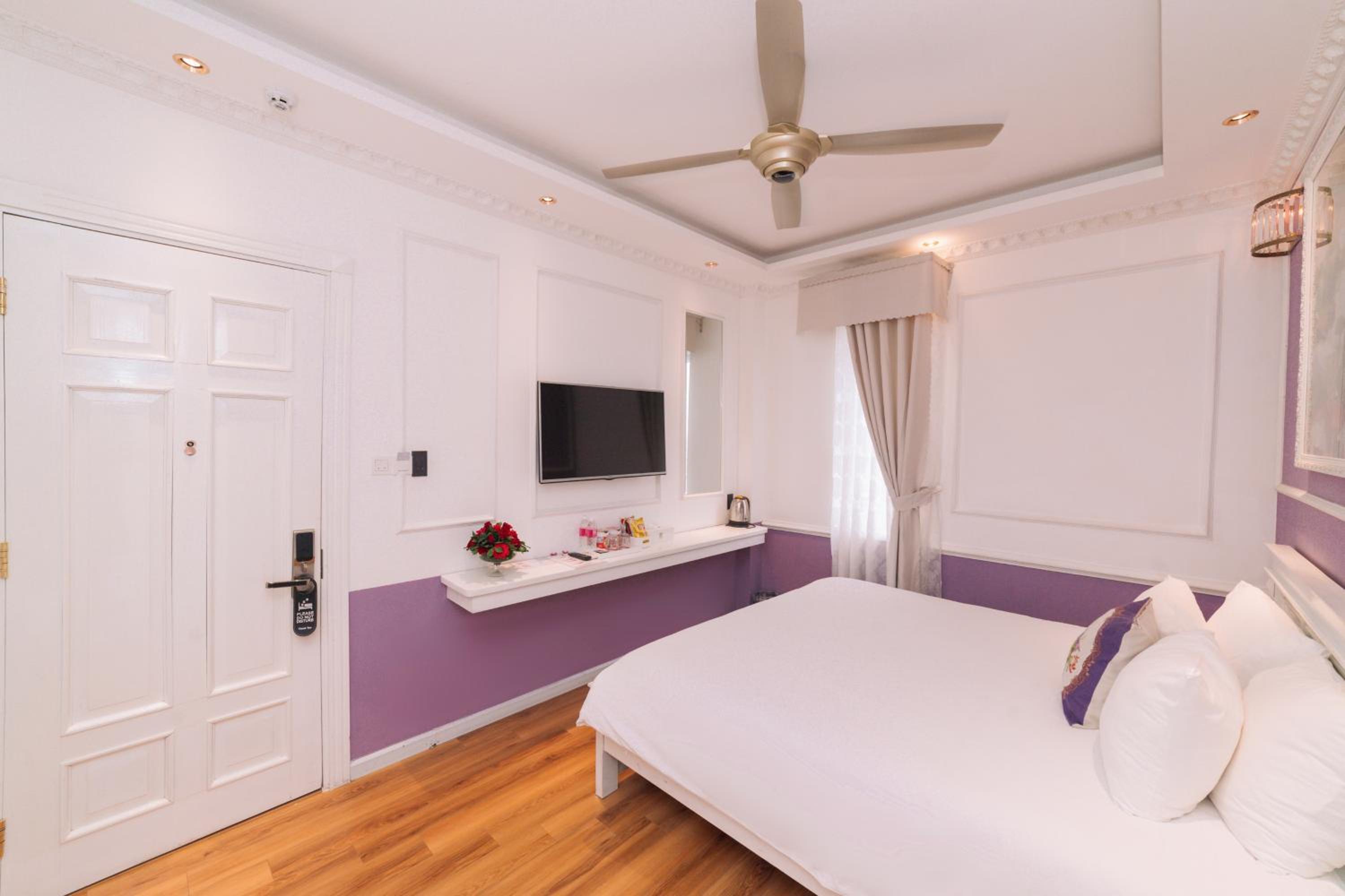 Deluxe Double Room with Balcony - Photo 14