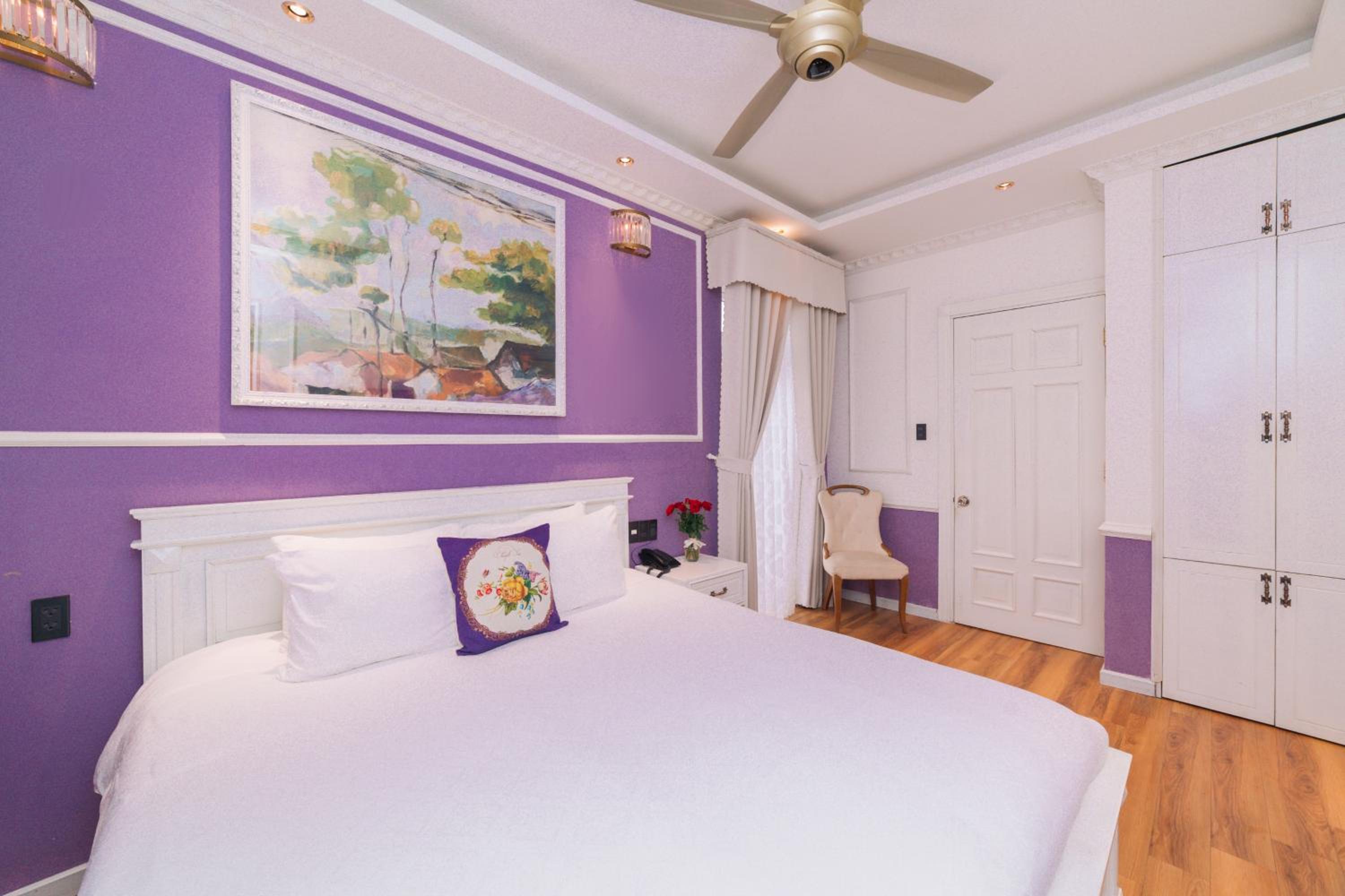 Deluxe Double Room with Balcony - Photo 16
