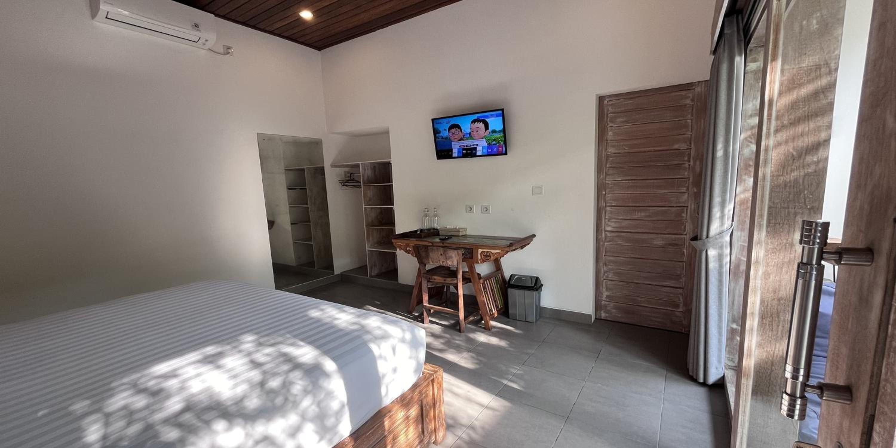 Double Room with Pool View - Photo 12
