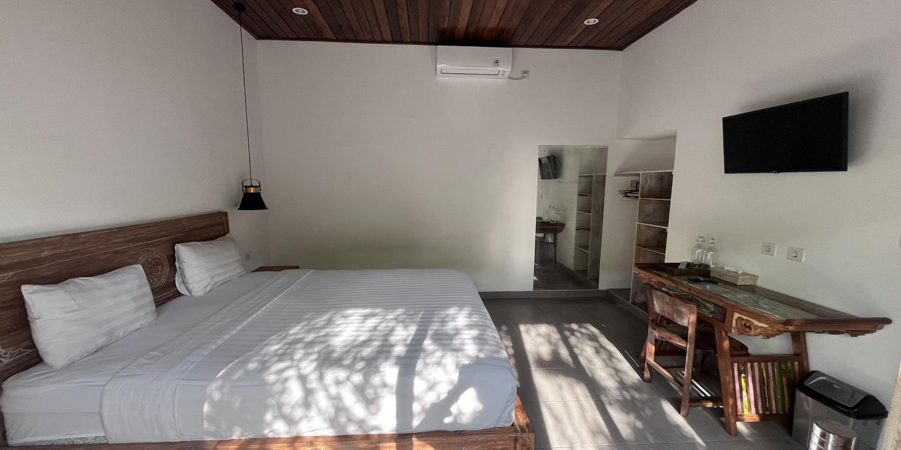 Double Room with Pool View - Photo 9