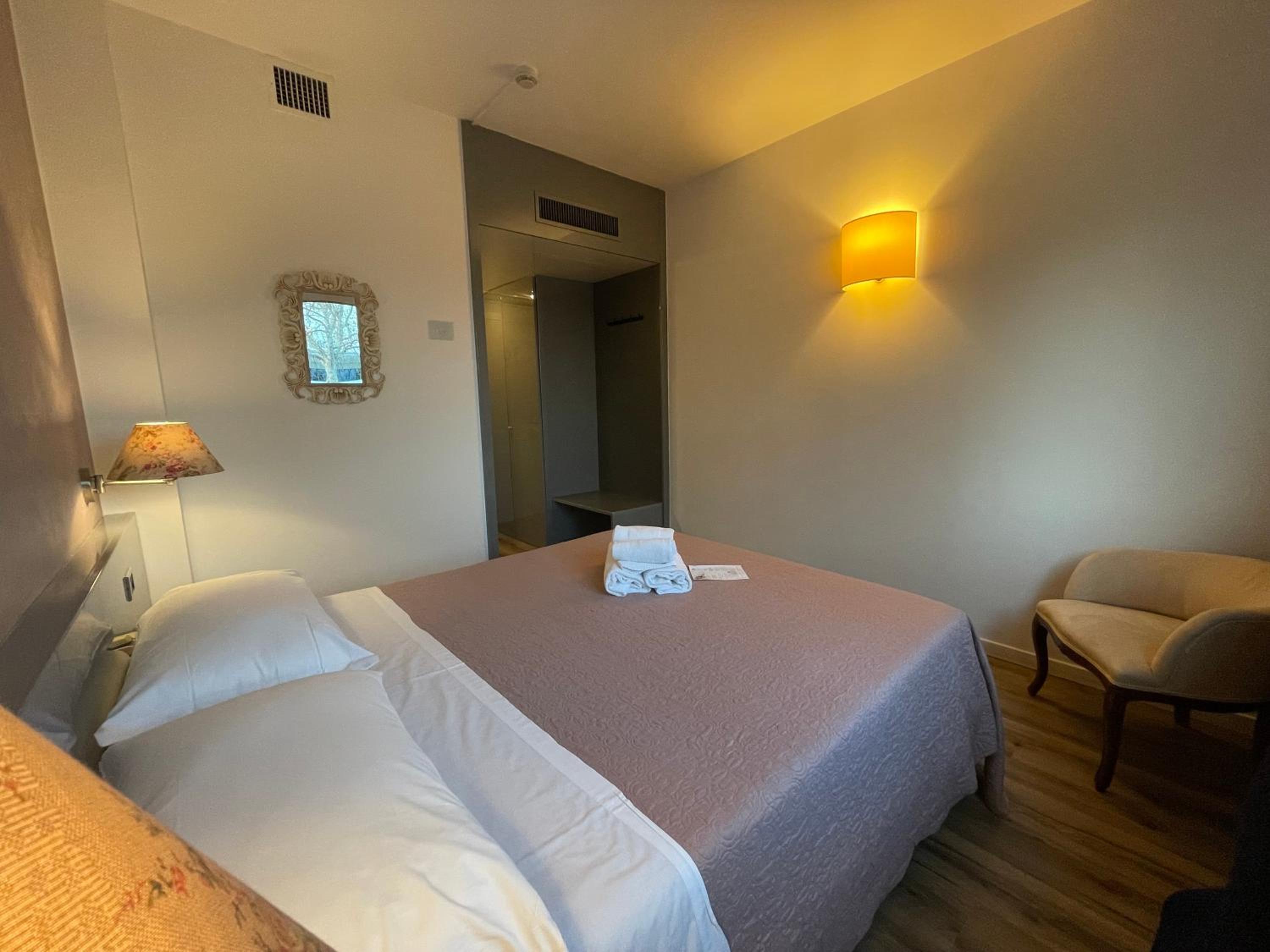Double Room - Photo 2