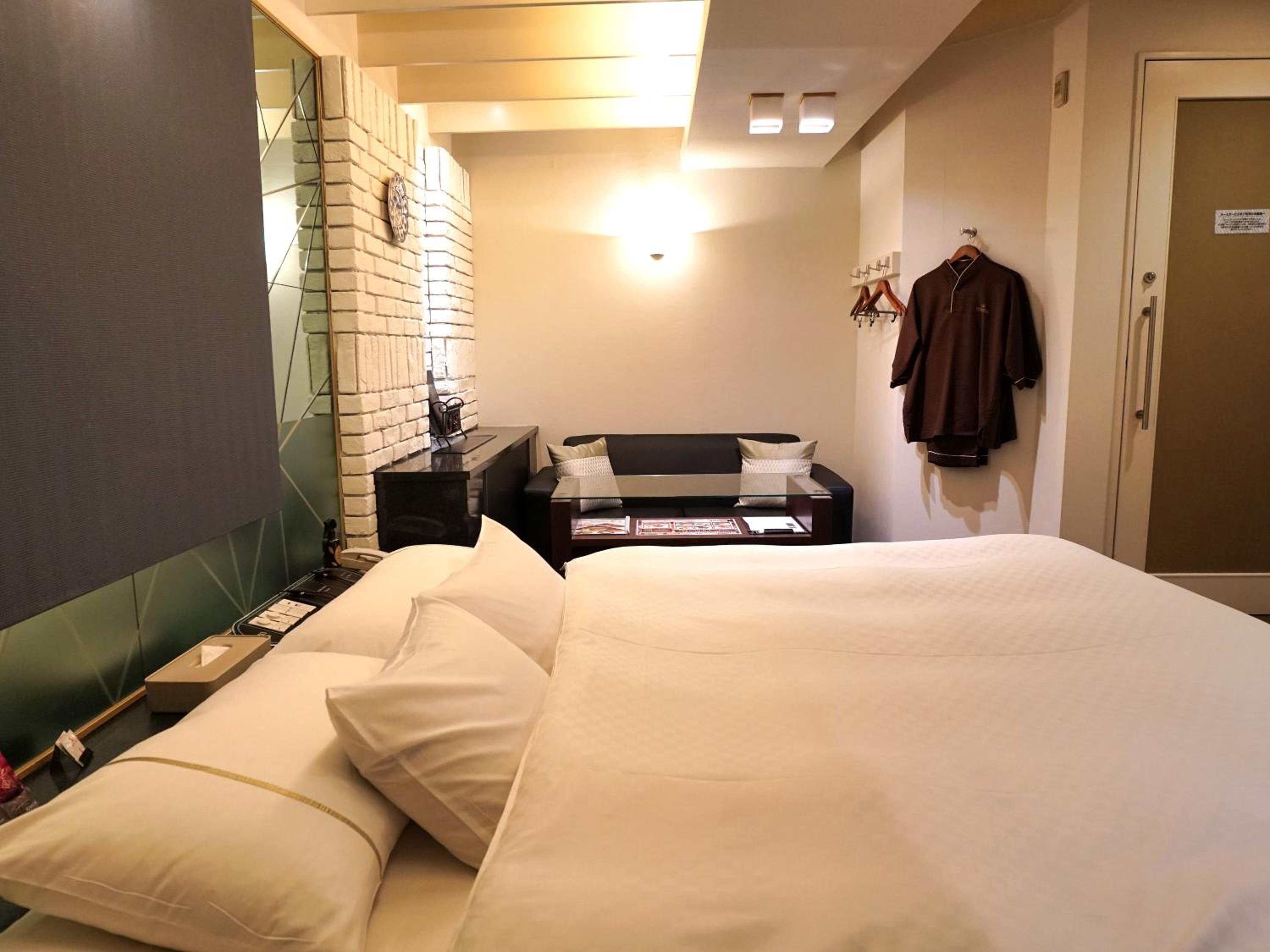 Standard King Room - Non-Smoking  - Photo 2