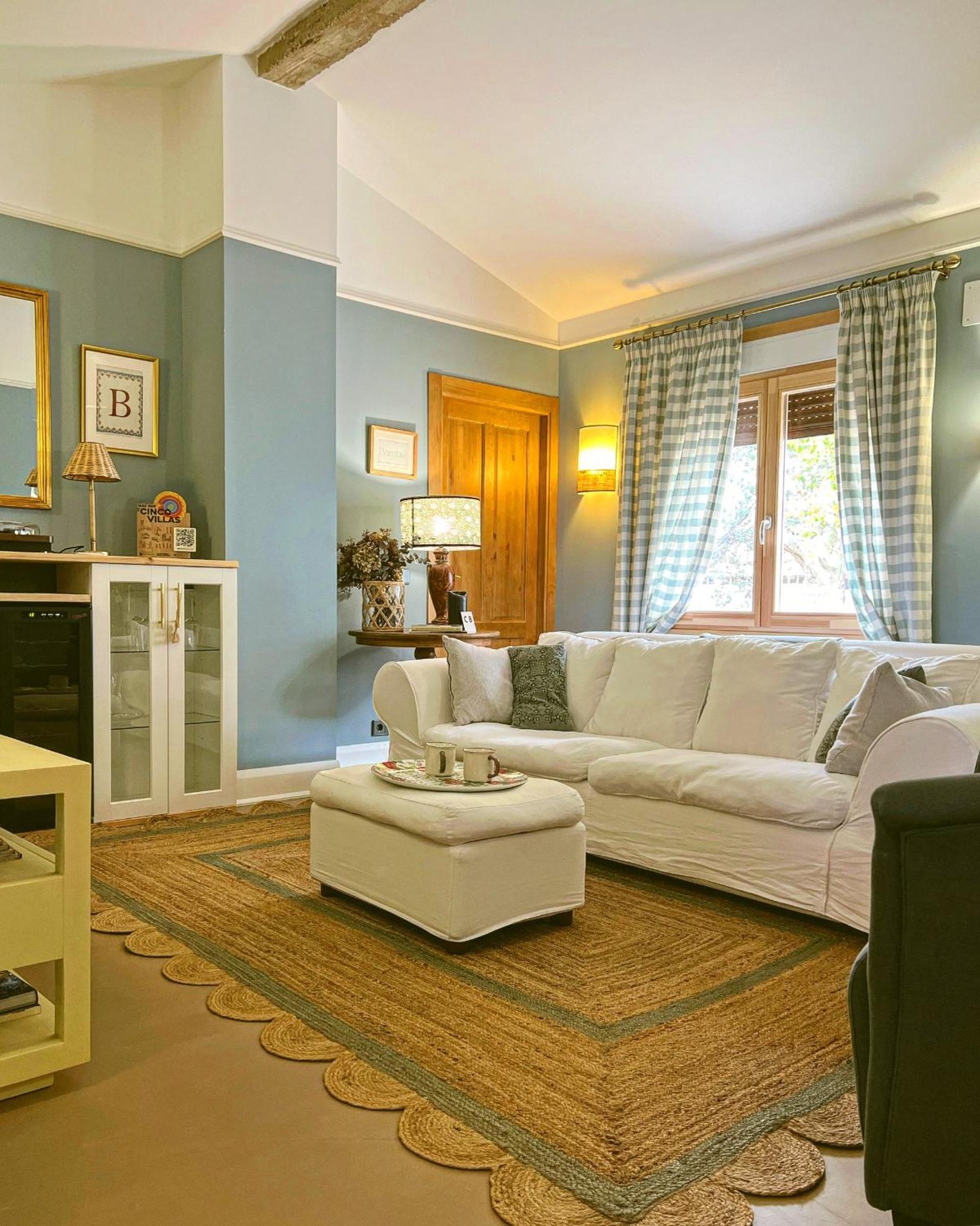 Five-Bedroom House photo 2