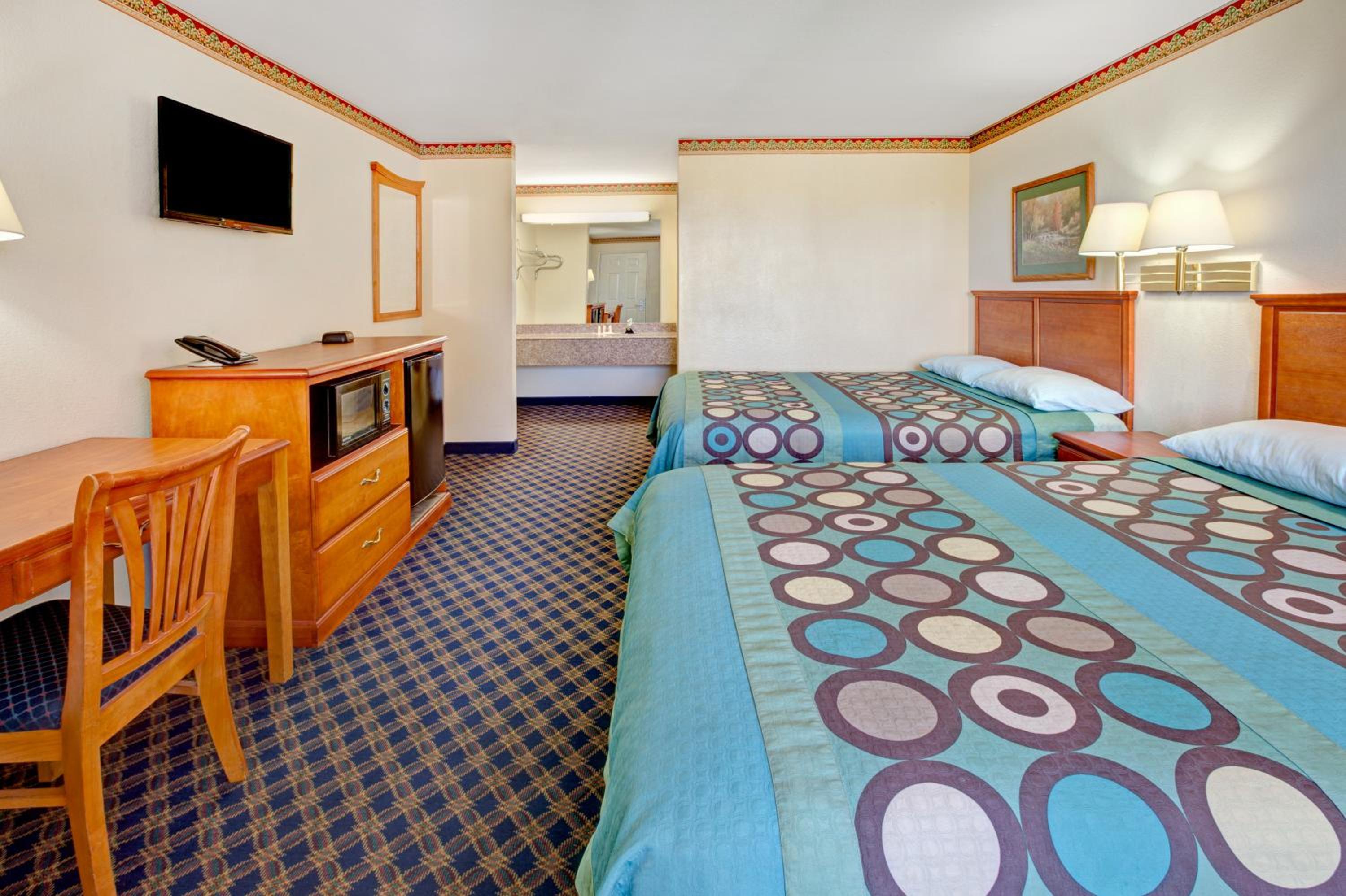 Queen Room with Two Queen Beds and Roll-In Shower - Mobility Accessible/Non-Smoking - Photo 2
