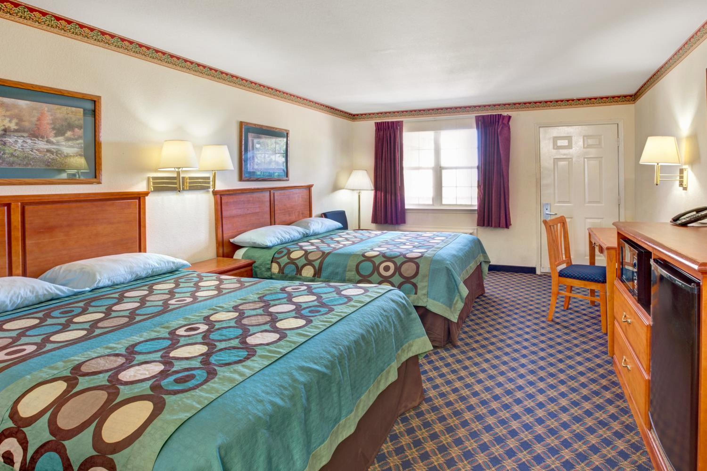 Queen Room with Two Queen Beds and Roll-In Shower - Mobility Accessible/Non-Smoking - Photo 5