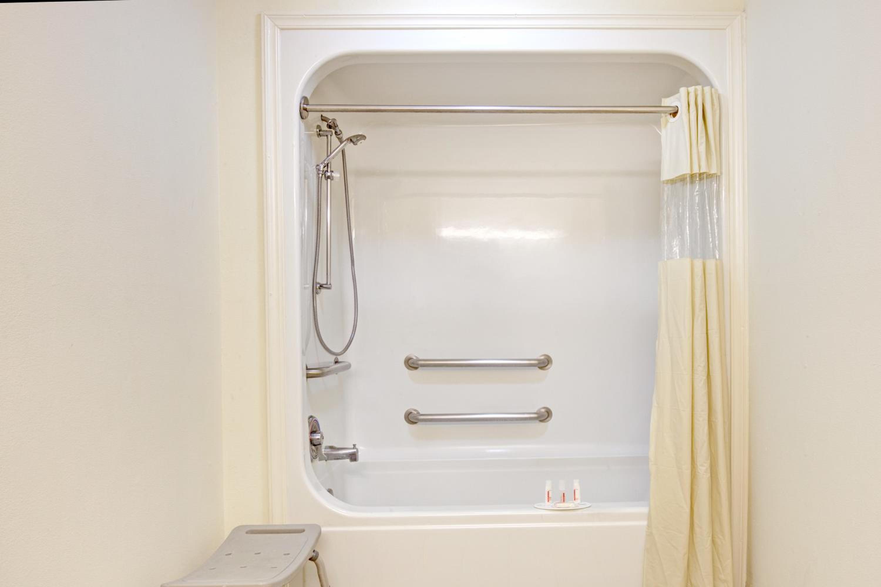 Queen Room with Two Queen Beds - Non-Smoking - Photo 6