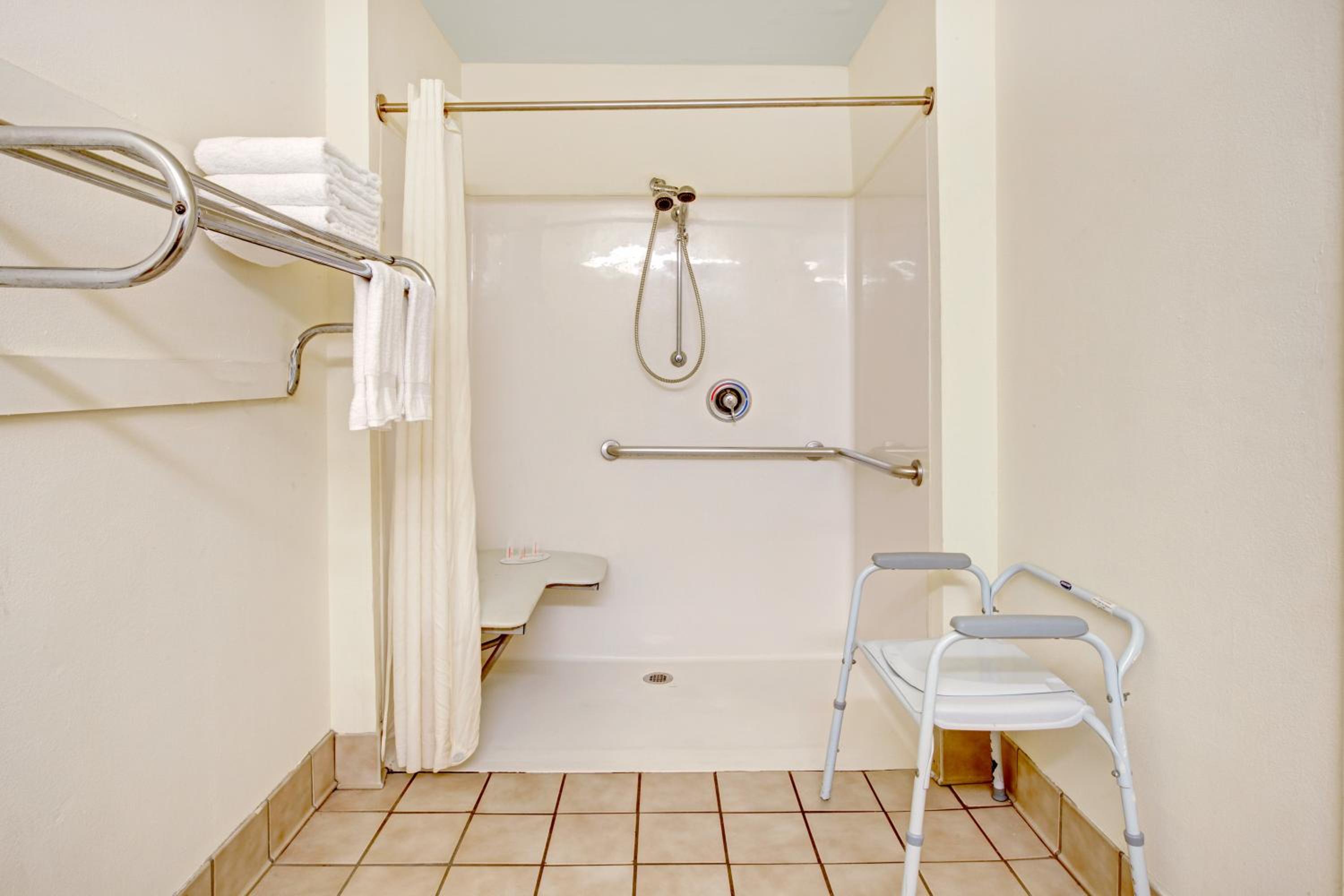 Queen Room with Two Queen Beds and Roll-In Shower - Mobility Accessible/Non-Smoking - Photo 3