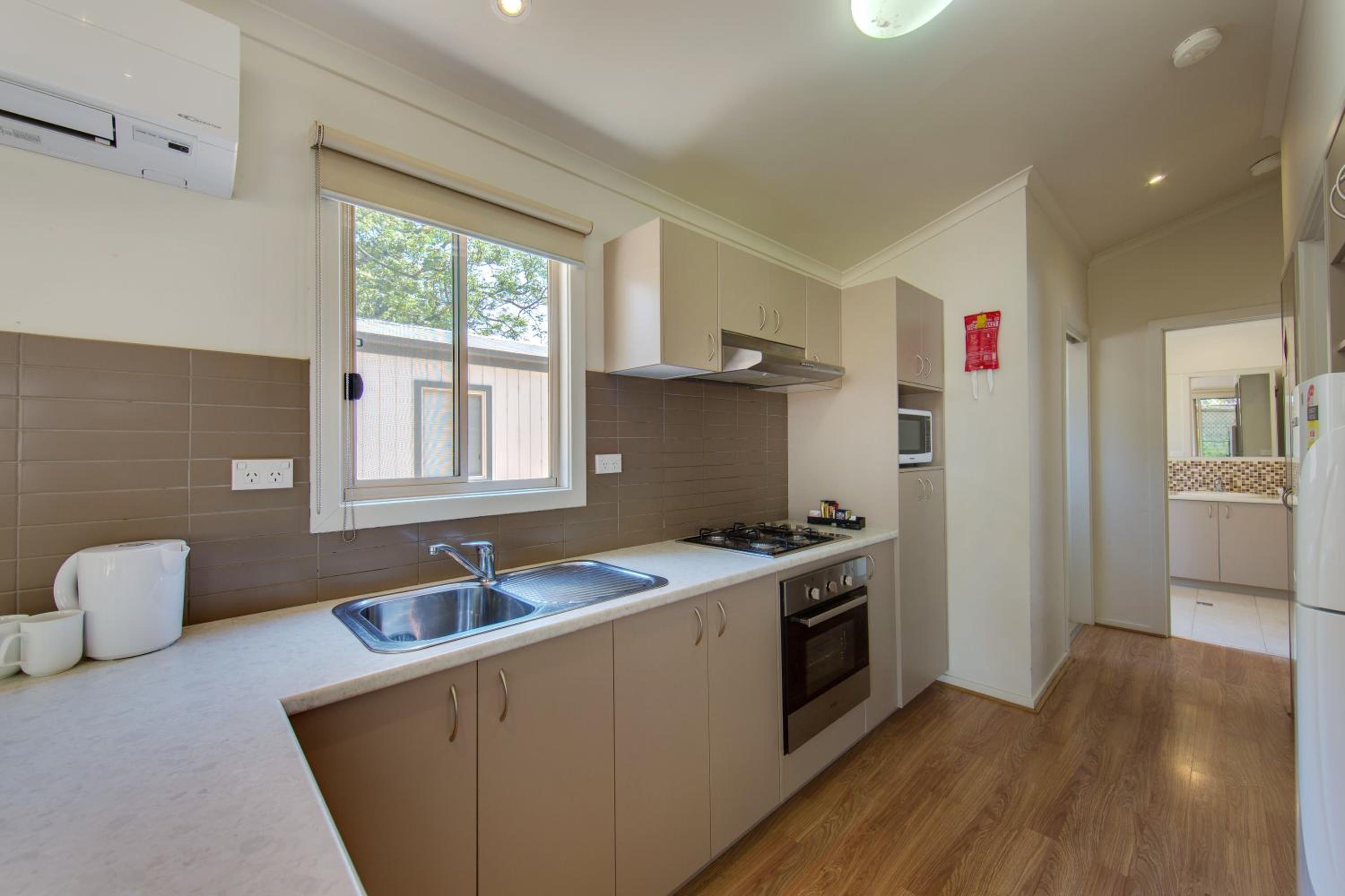 Deluxe Cabin - Sleeps 6 - Photo 5