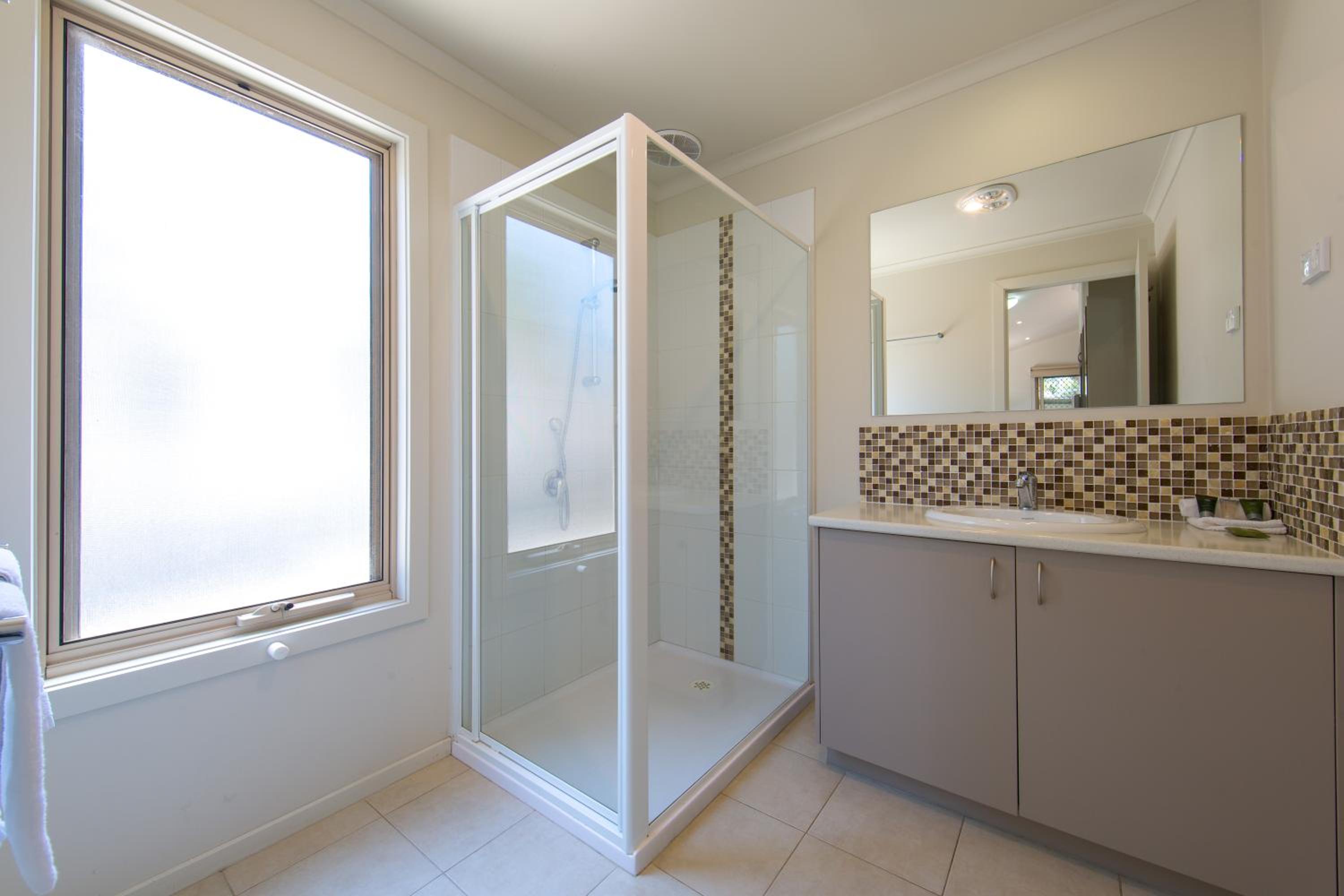 Deluxe Cabin - Sleeps 6 - Photo 2