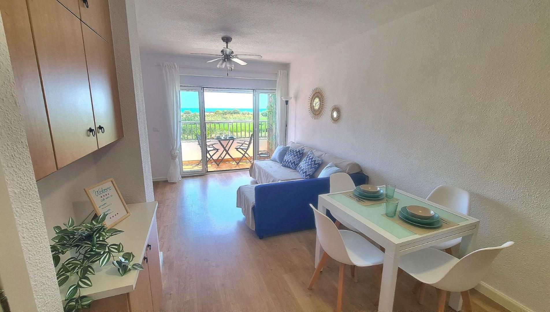 Apartamento de una habitación con balcón y vista al mar