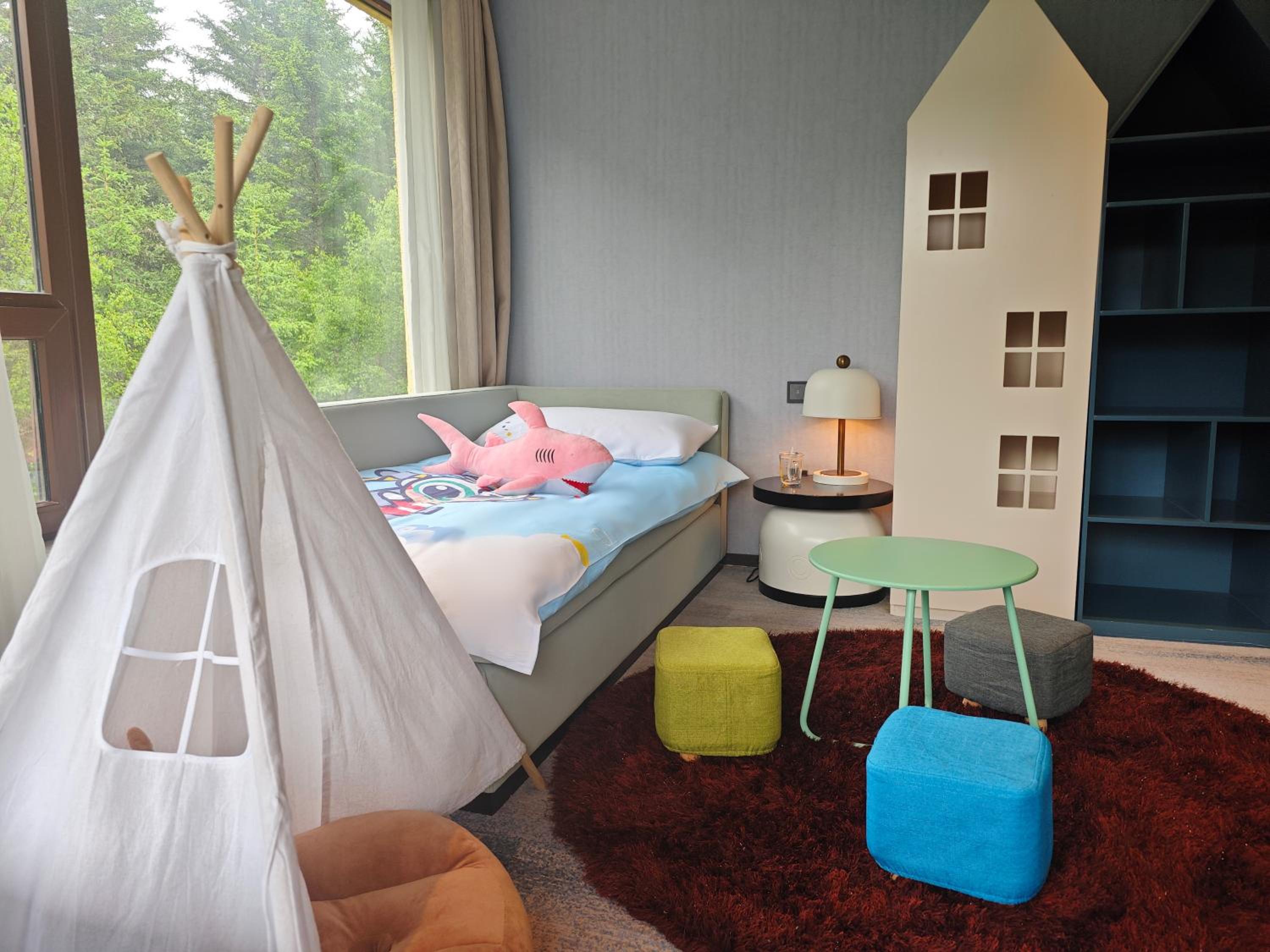 Premium King Room with Balcony - Kids Theme - Photo 3