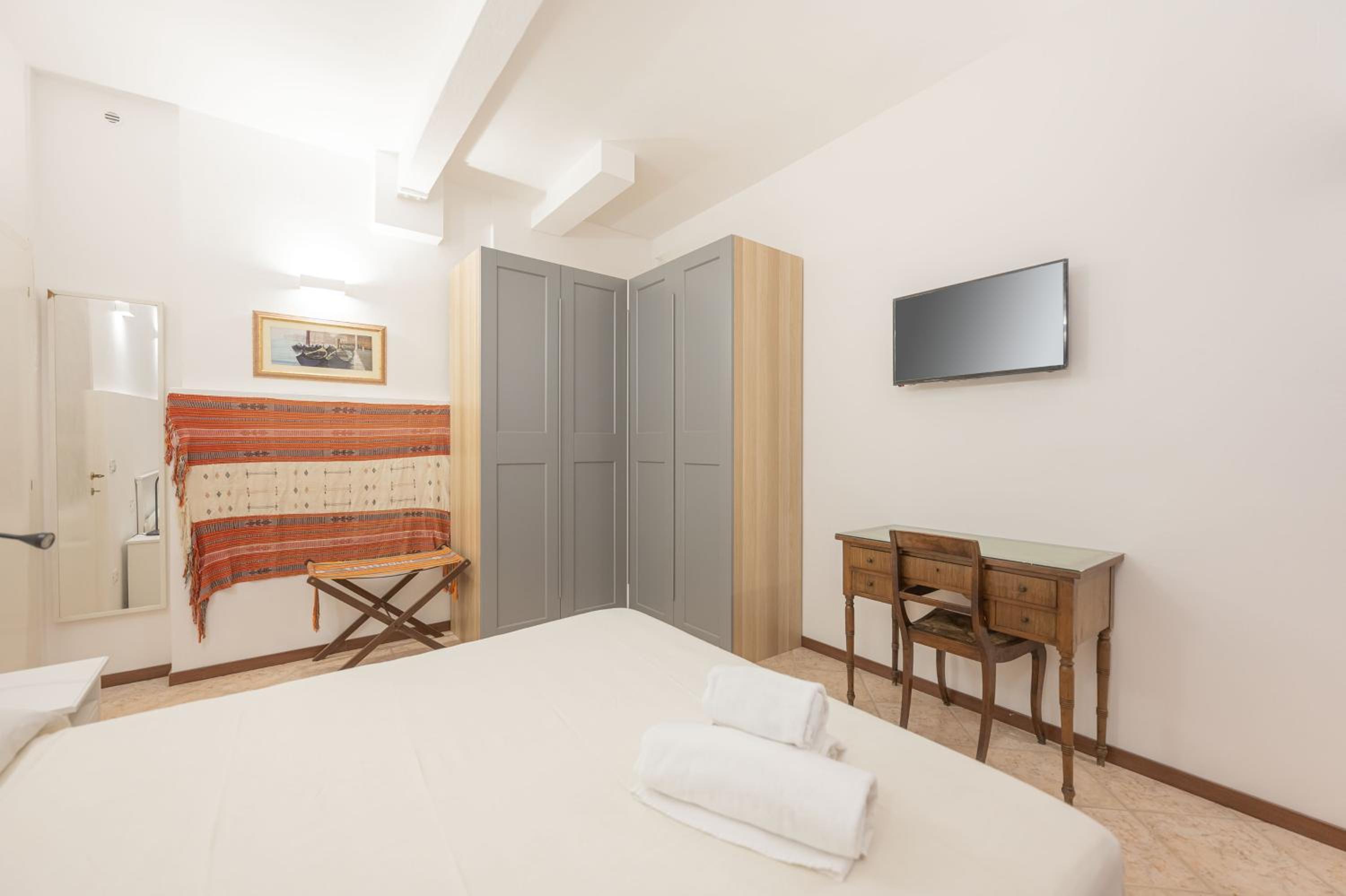 One-Bedroom Apartment photo 2