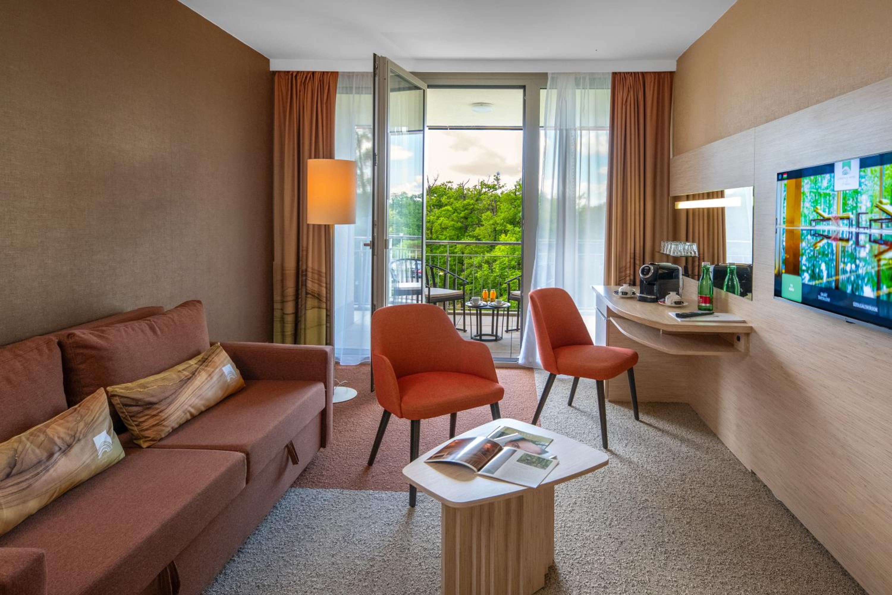Junior Suite with Balcony - Photo 5