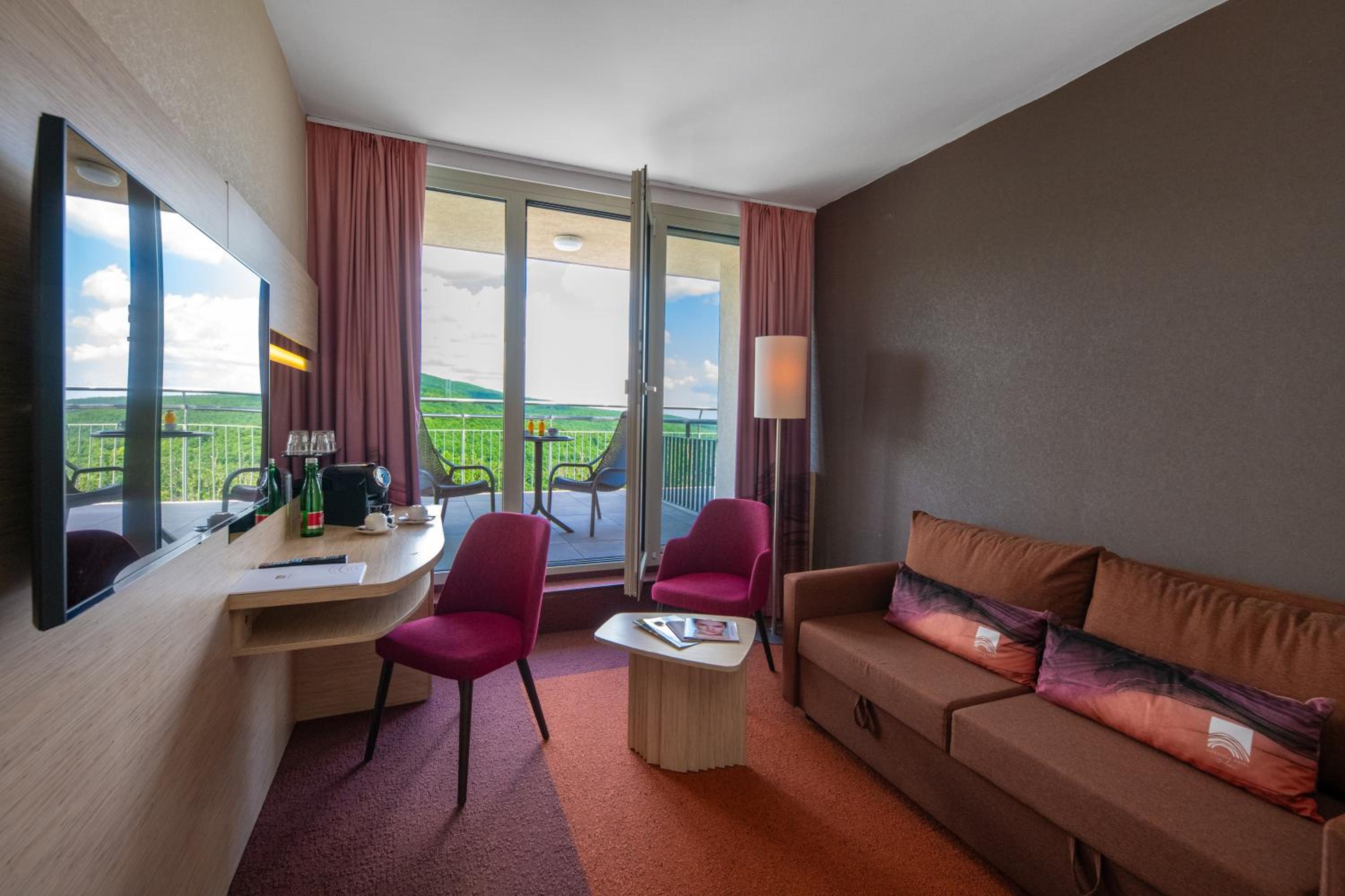Junior Suite with Mountain View - Photo 5