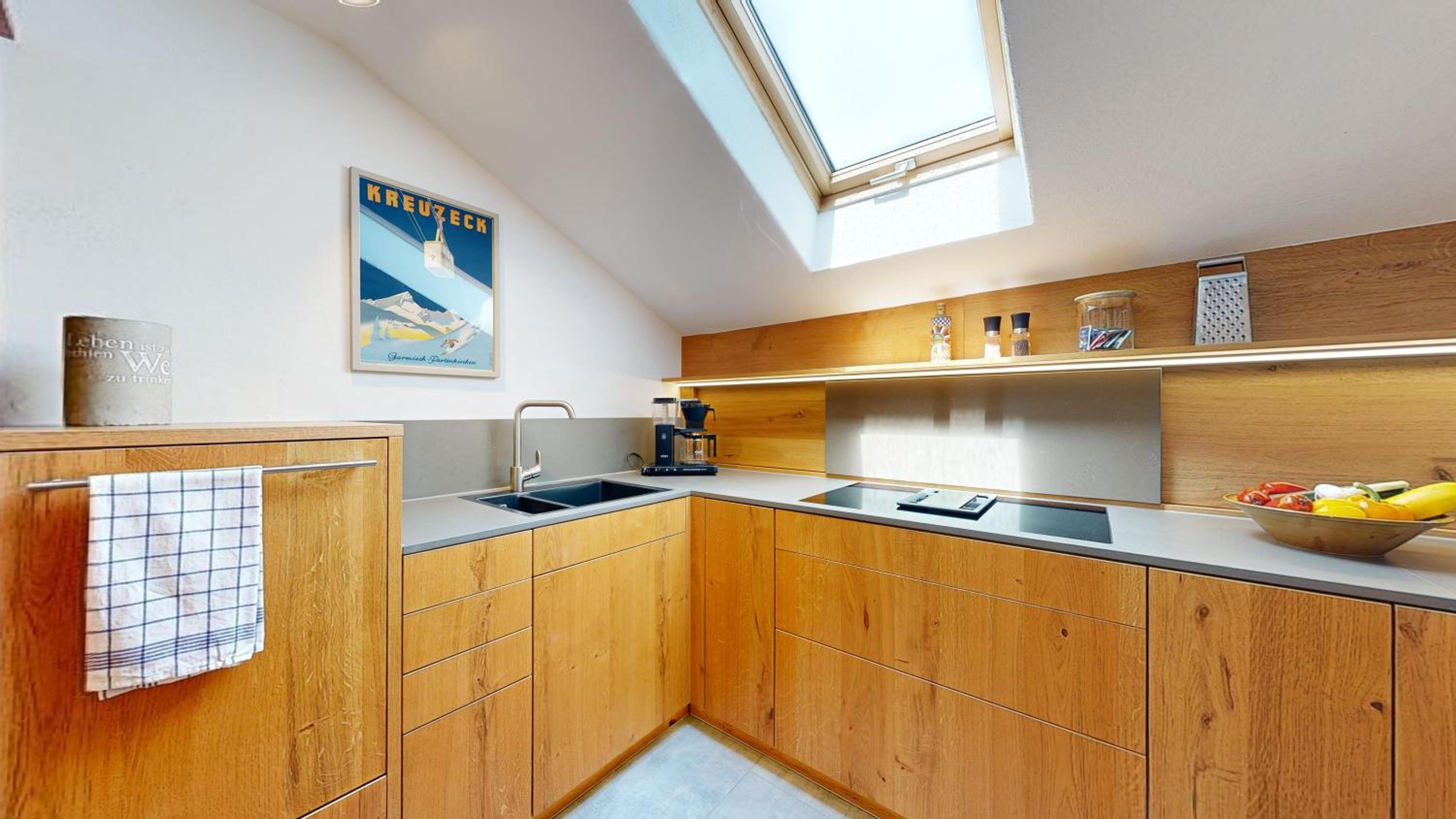 One-Bedroom Apartment with Balcony and Mountain View   photo 2