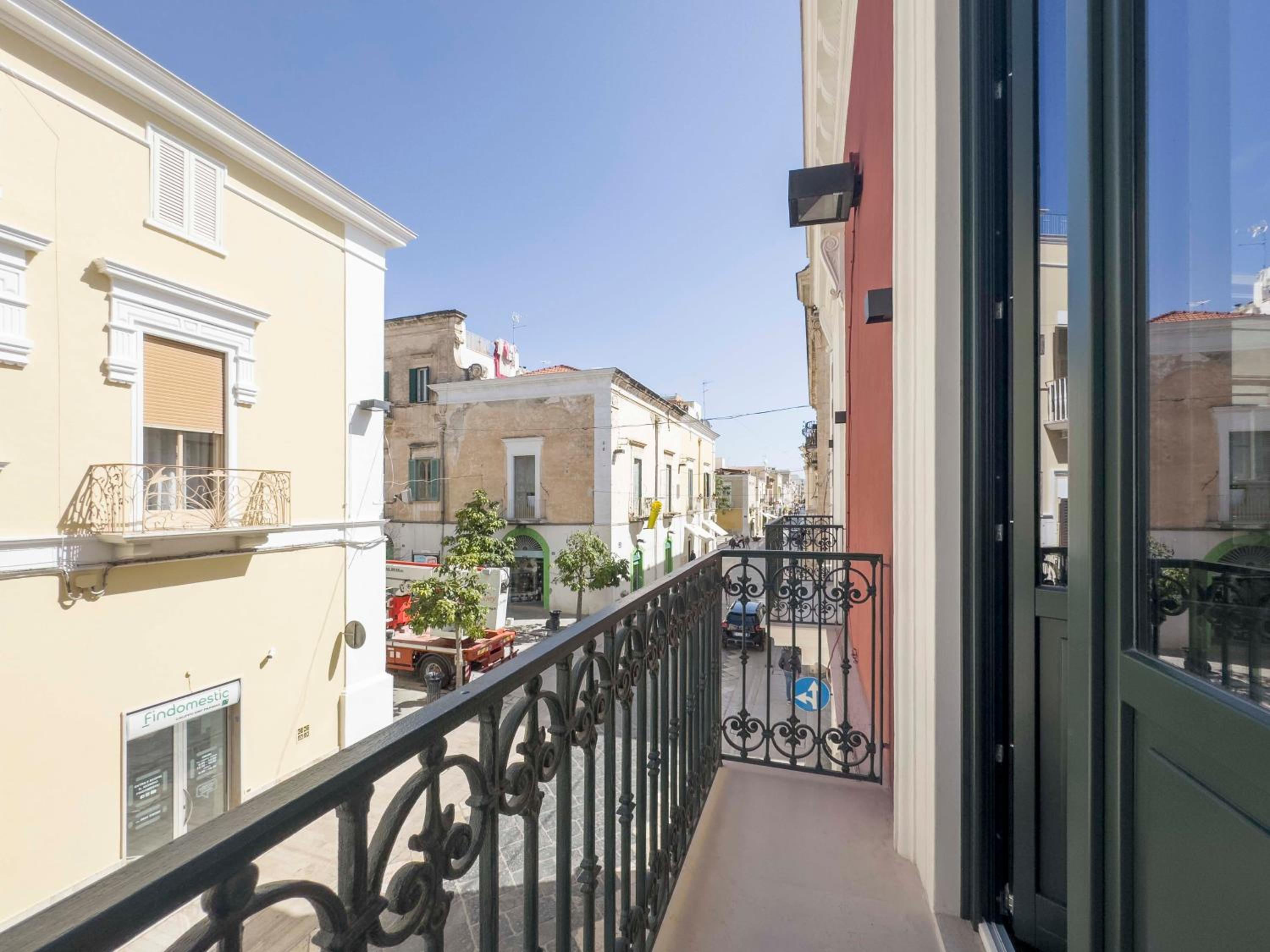 One-Bedroom Loft Apartment with Balcony photo 2