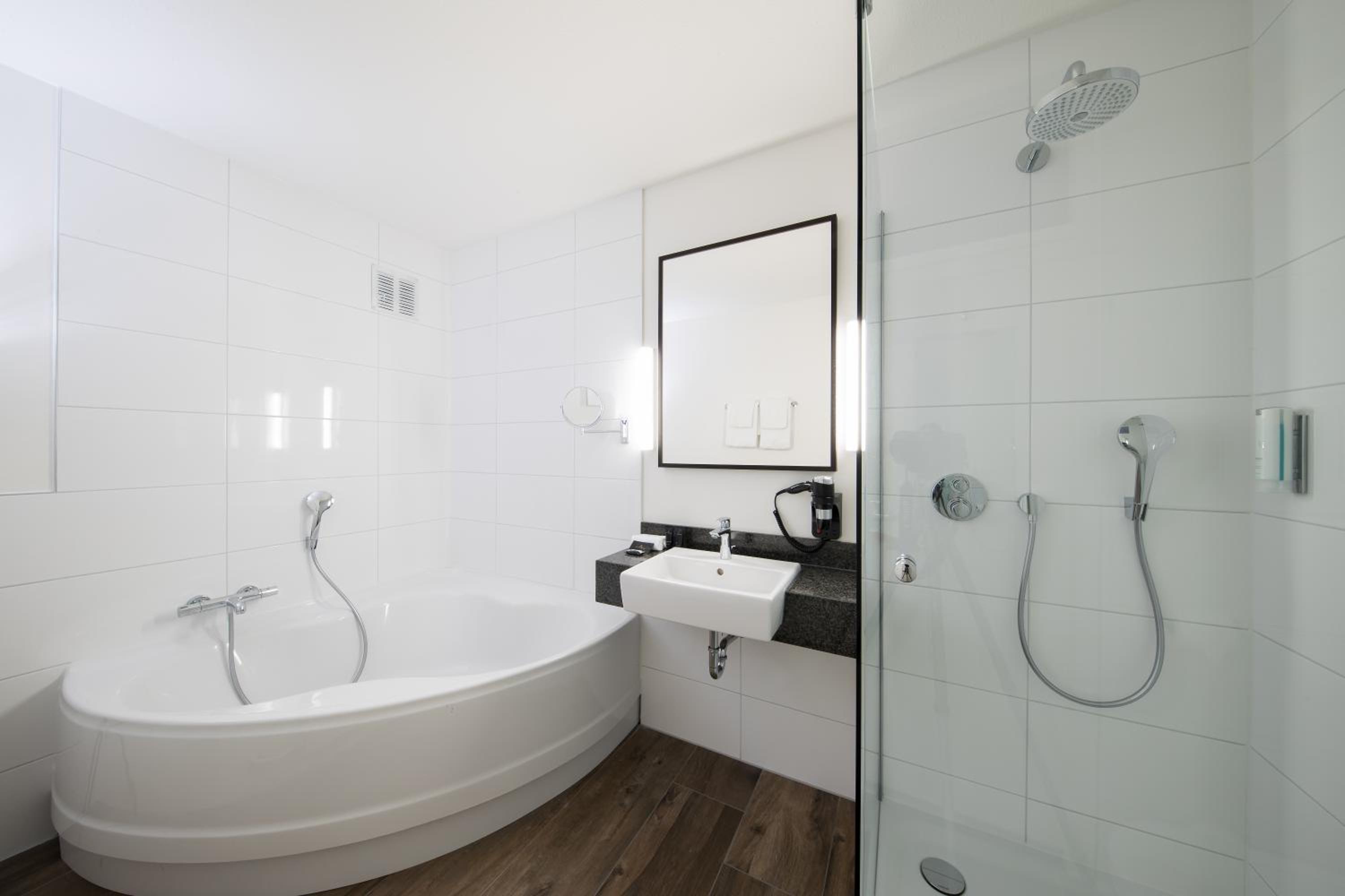 Suite - Photo 3