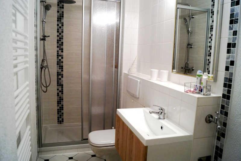 One-Bedroom Apartment with Shower photo 2