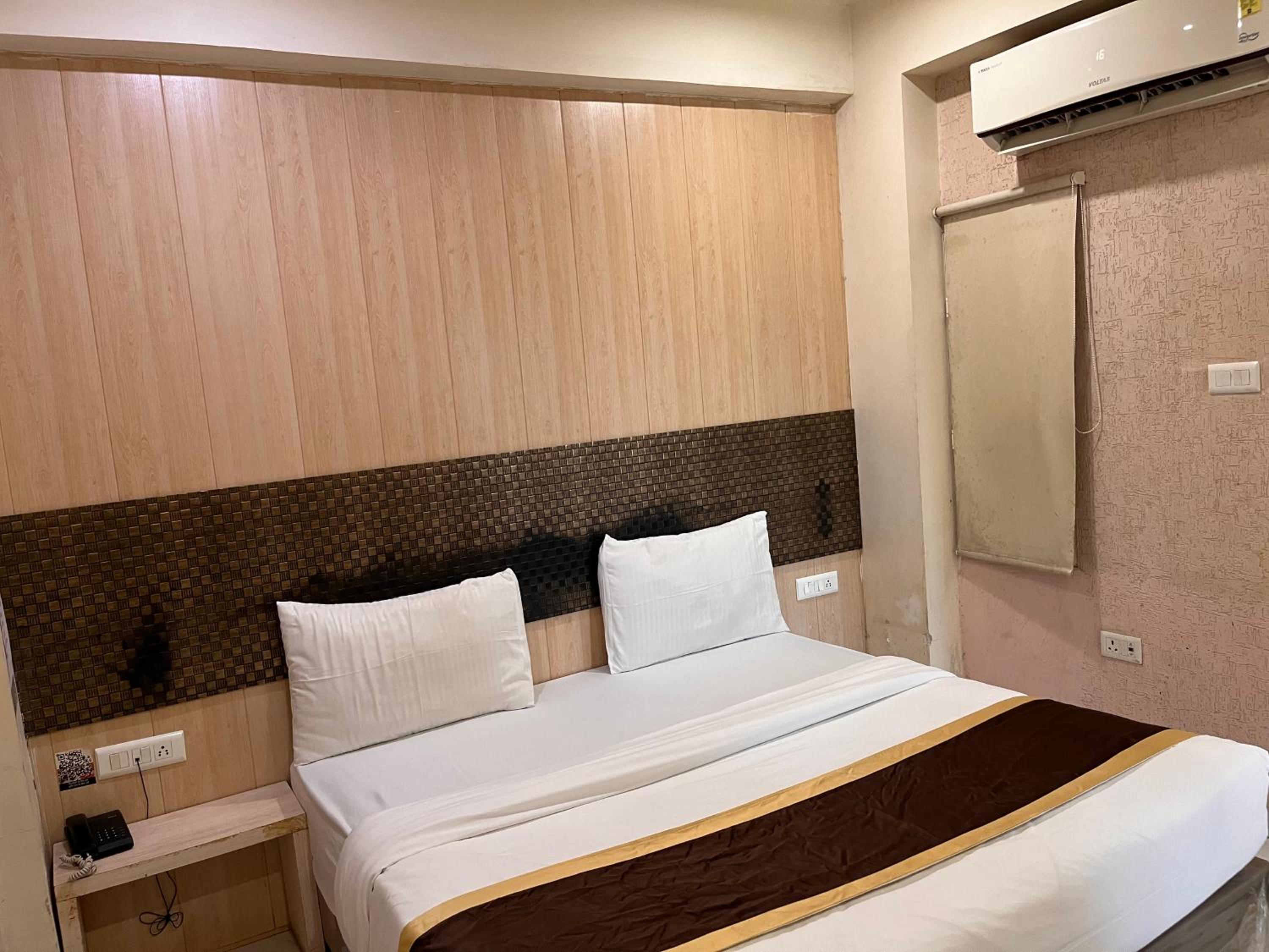 Deluxe Room (2 Adults + 1 Child)