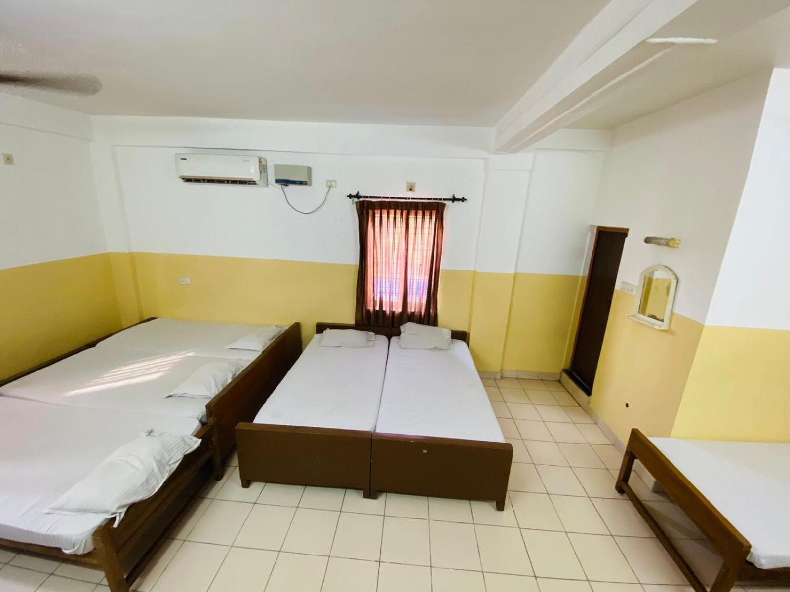 6-Bed Male Dormitory Room photo 2