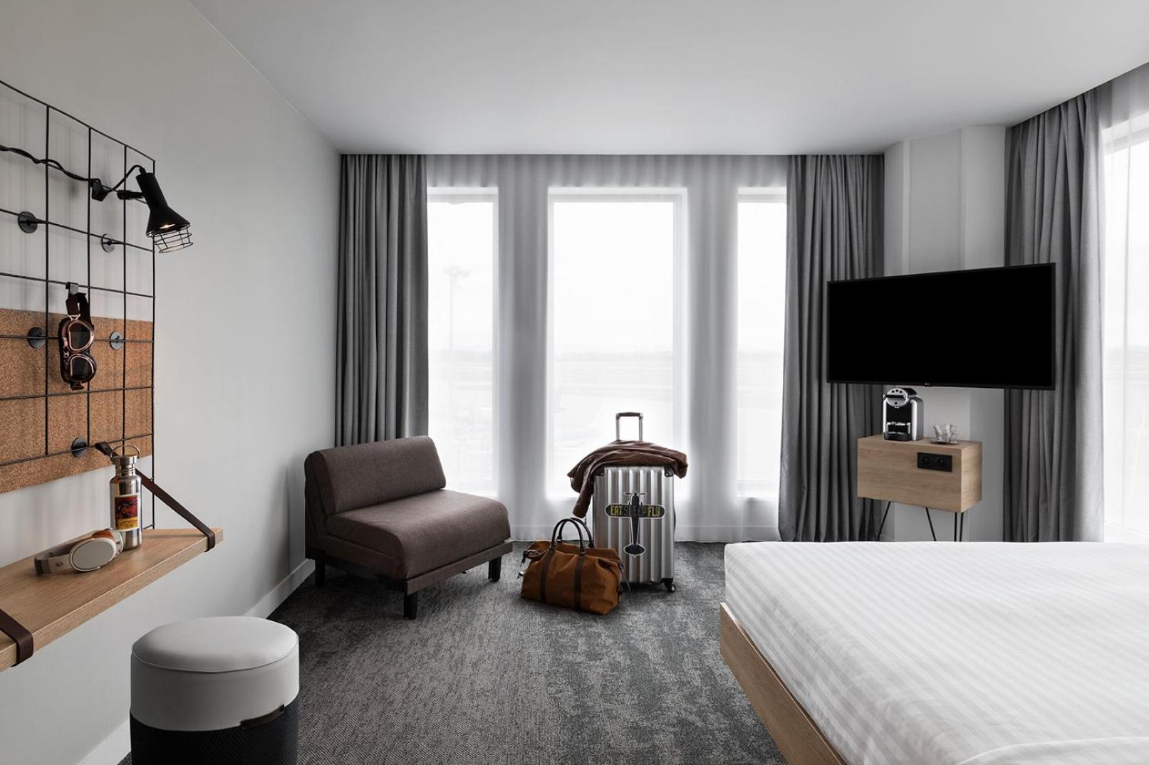 Moxy Biggy, Larger Guest room, 1 Queen - Photo 8