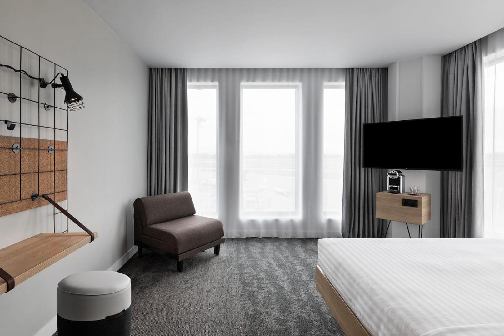 Moxy Biggy, Larger Guest room, 1 Queen - Photo 10