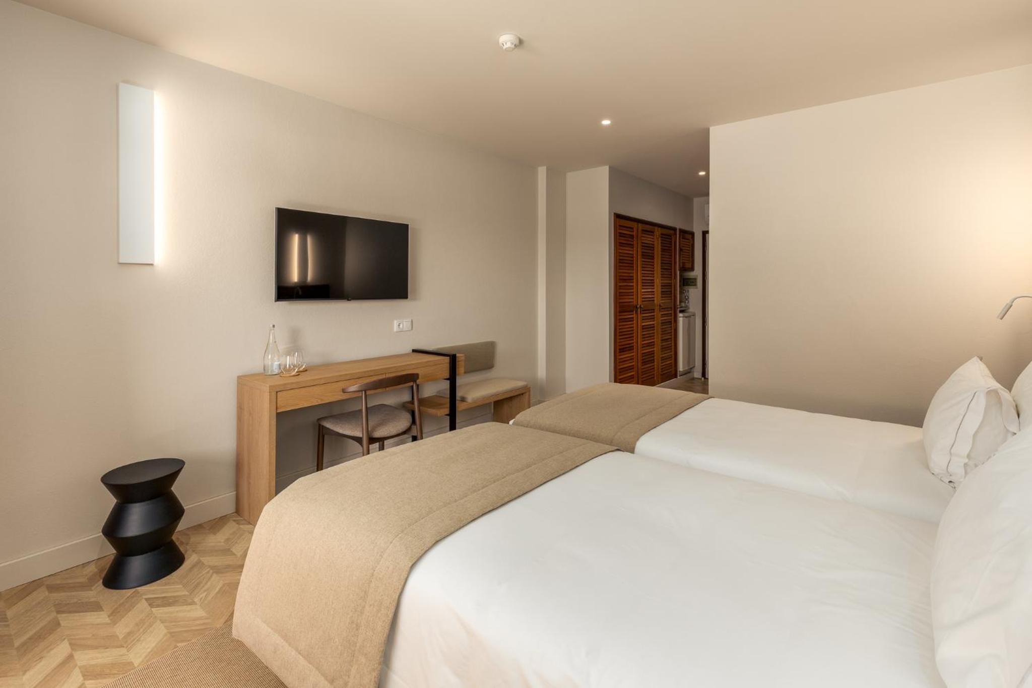 Twin Room with Garden and Pool View - Photo 2