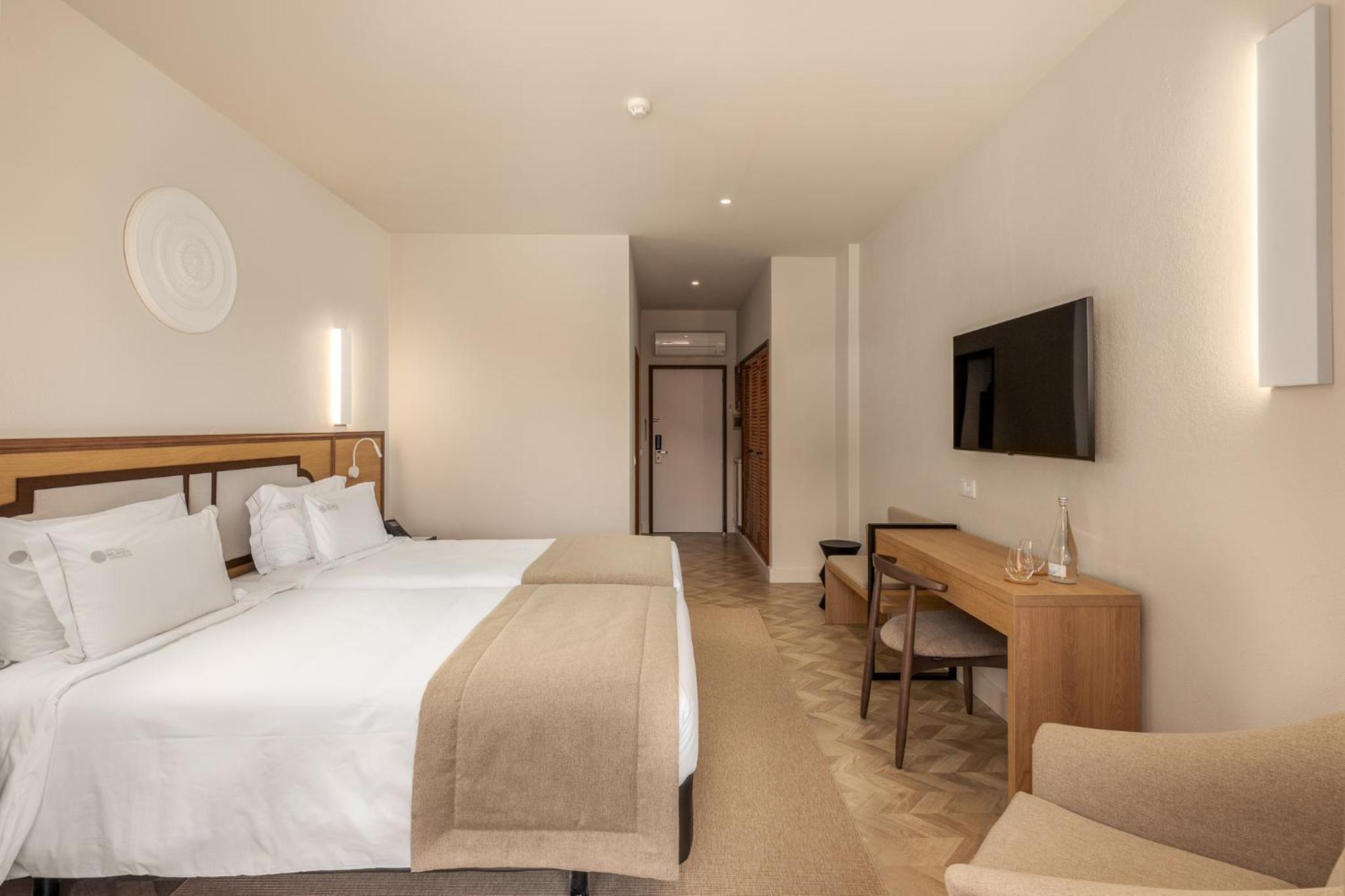 Twin Room with Sea View - Photo 3
